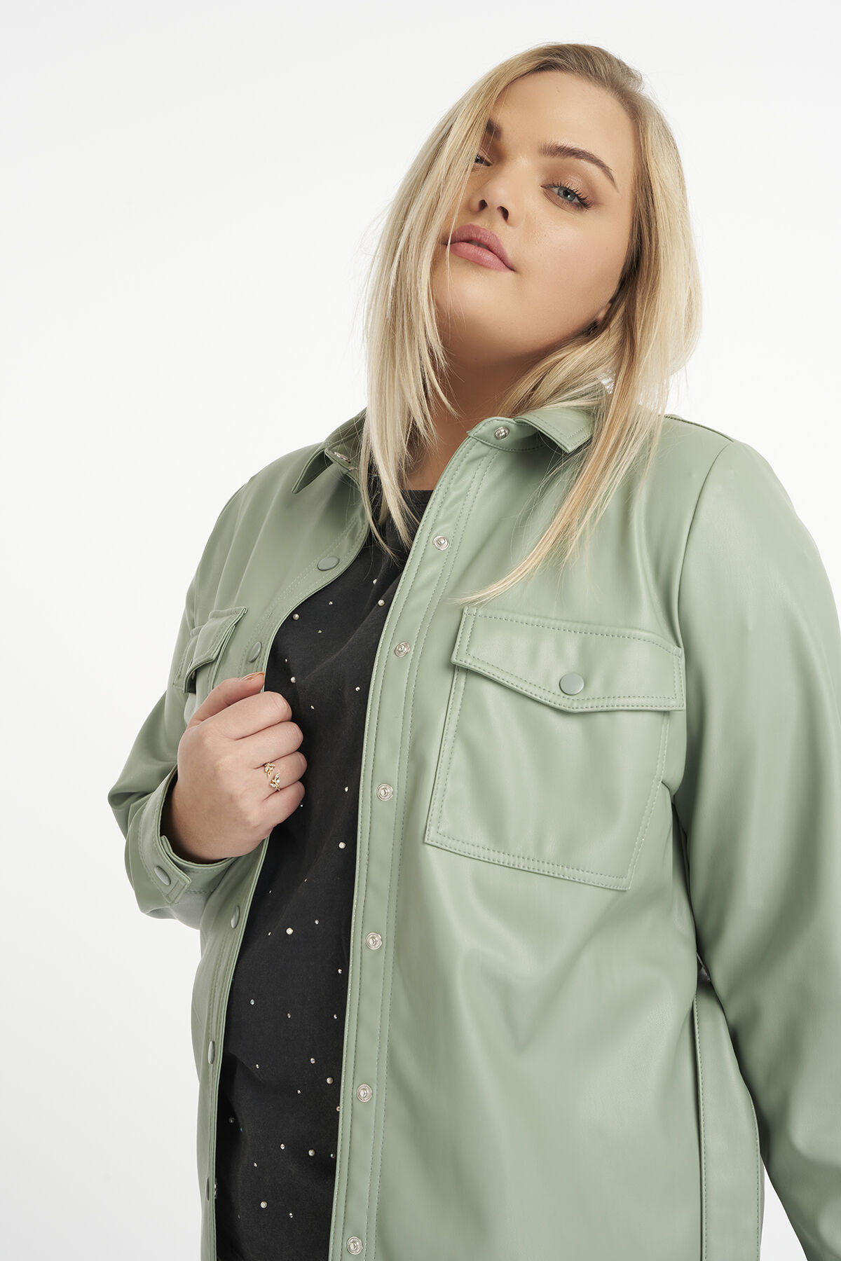 Chaqueta de cuero sint&eacute;tico con cintur&oacute;n image number 5