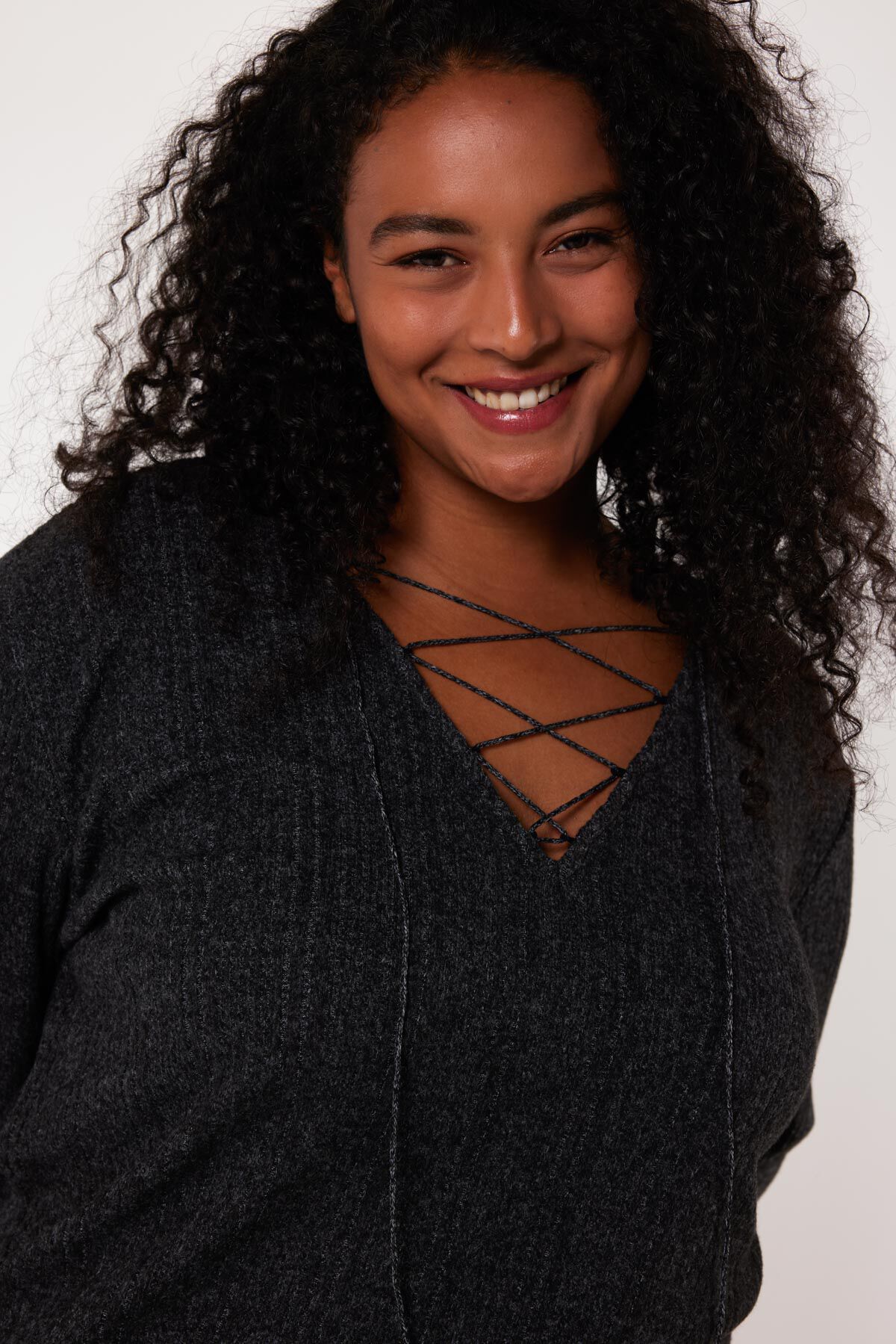 Top de corte recto con escote en V  image number 4