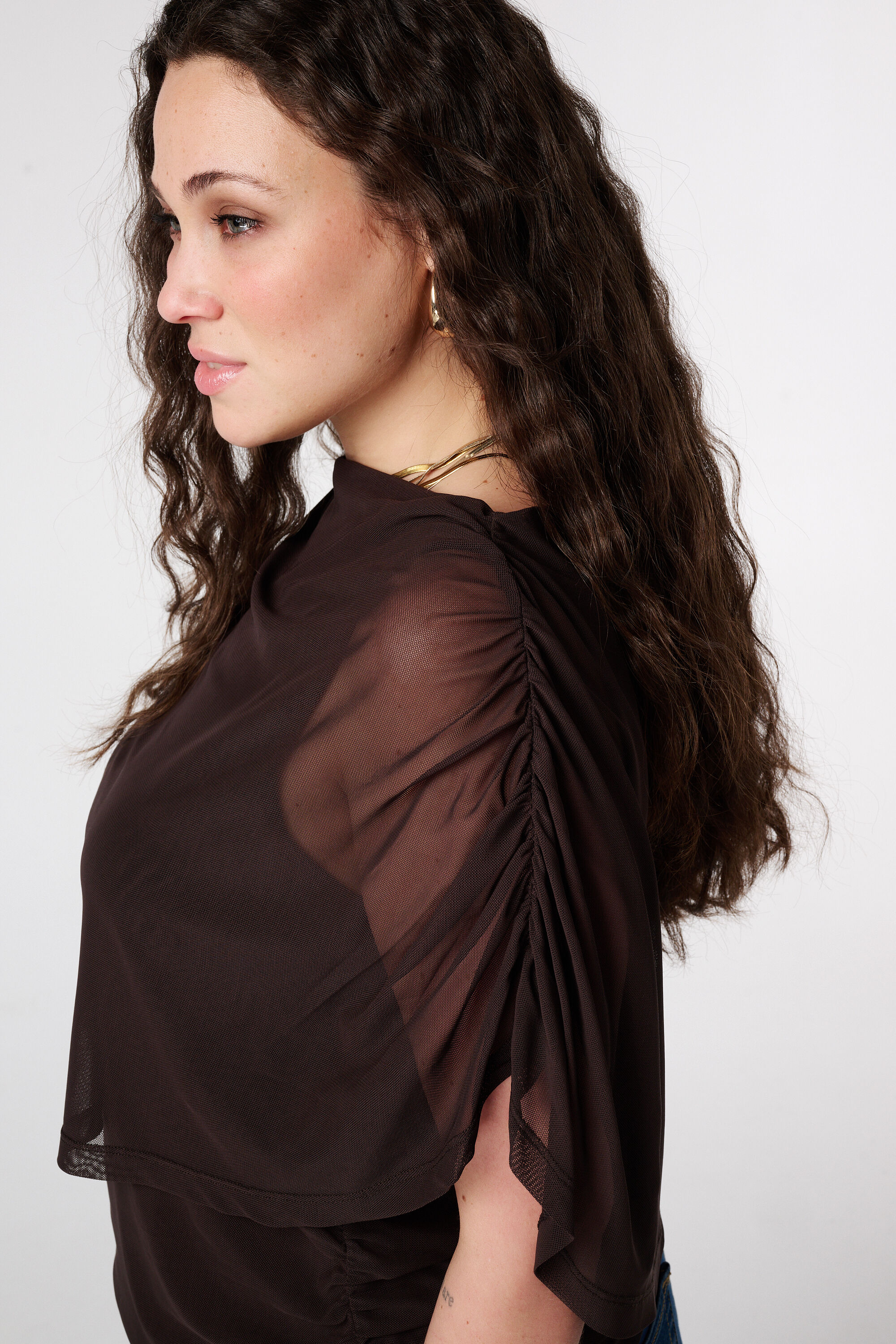 Top de malla con mangas drapeadas image number 4