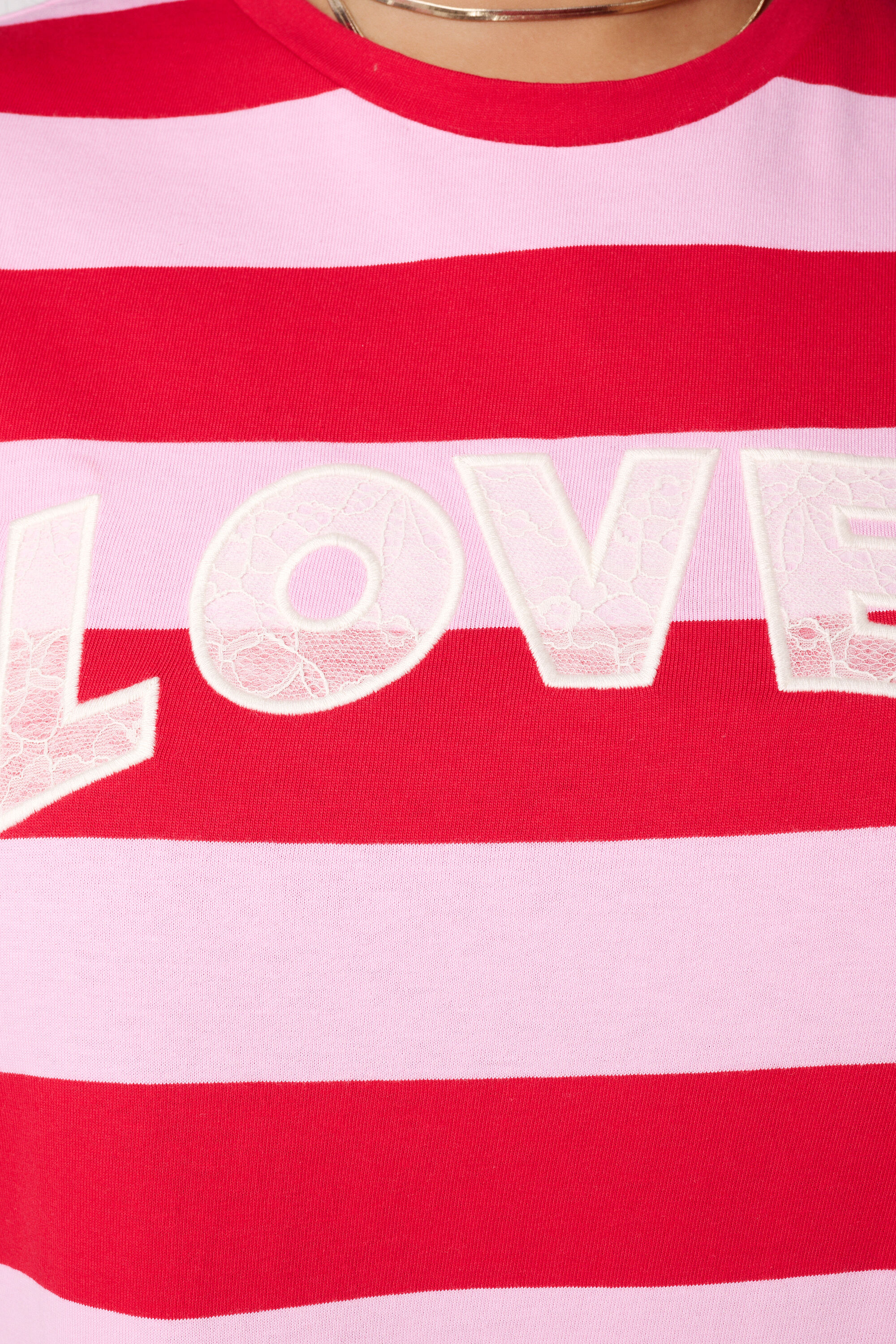 Camiseta de rayas con texto de encaje image number 6