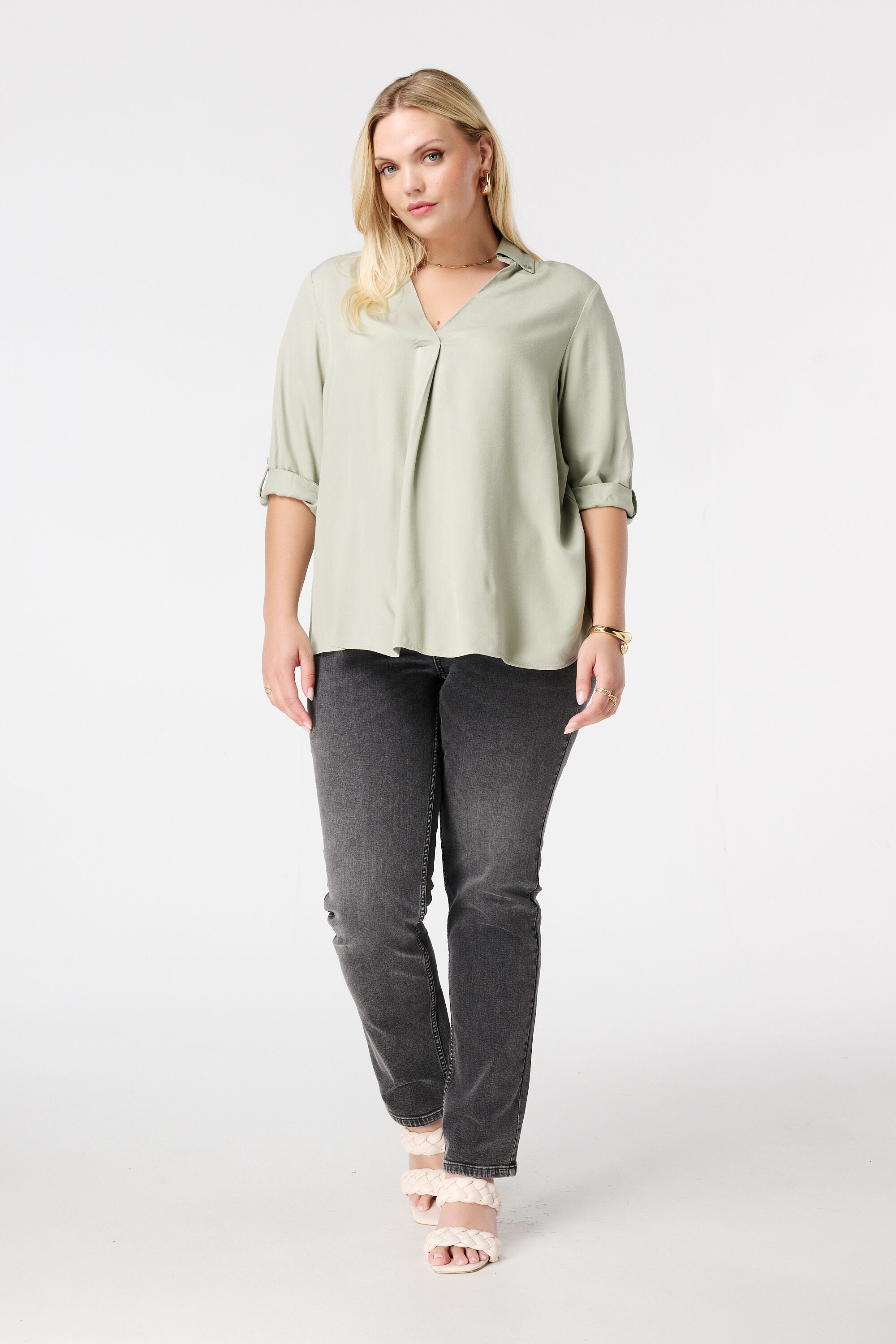 Blusa con mangas enrolladas image number 5