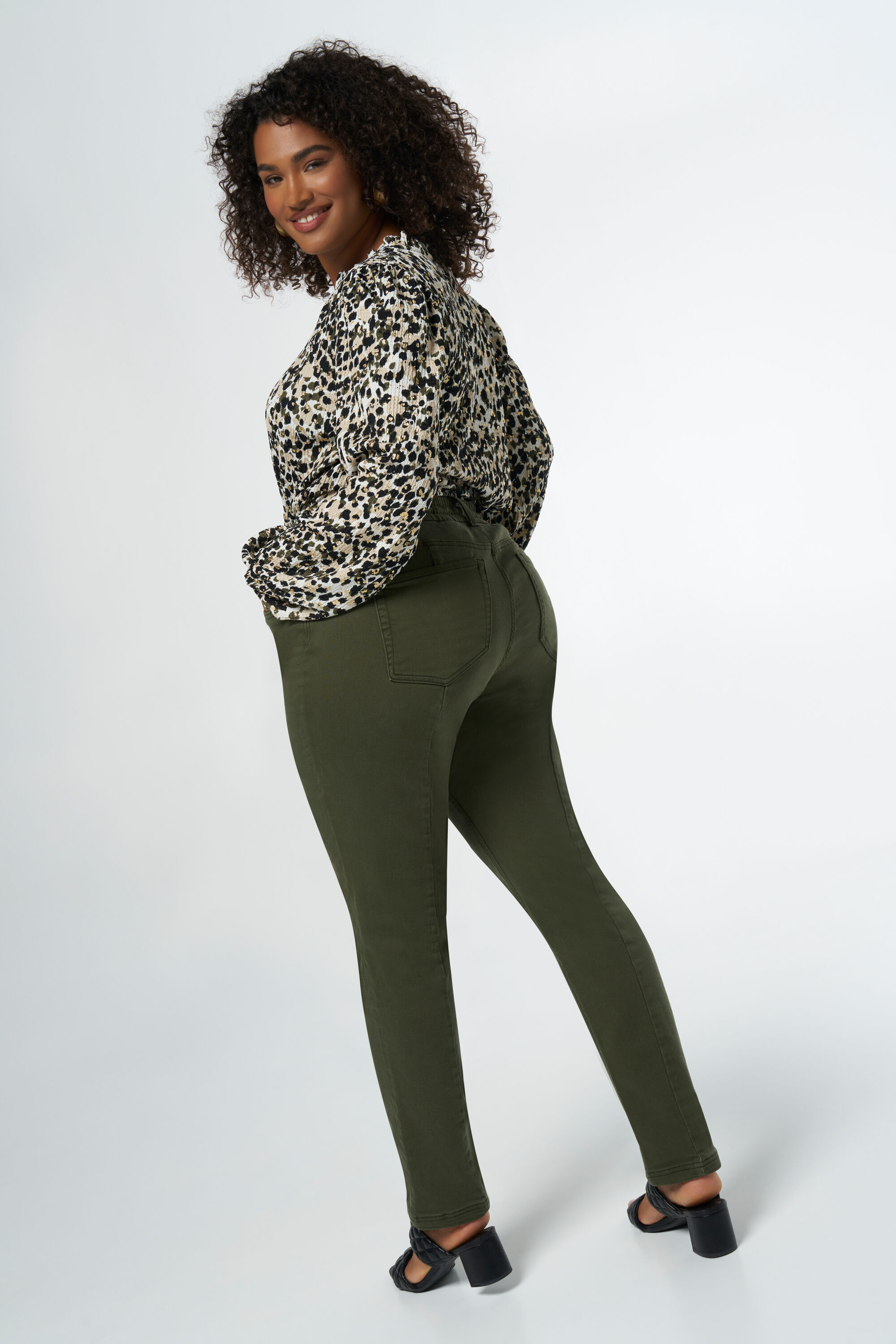 Pantal&oacute;n vaquero jogger image number 3