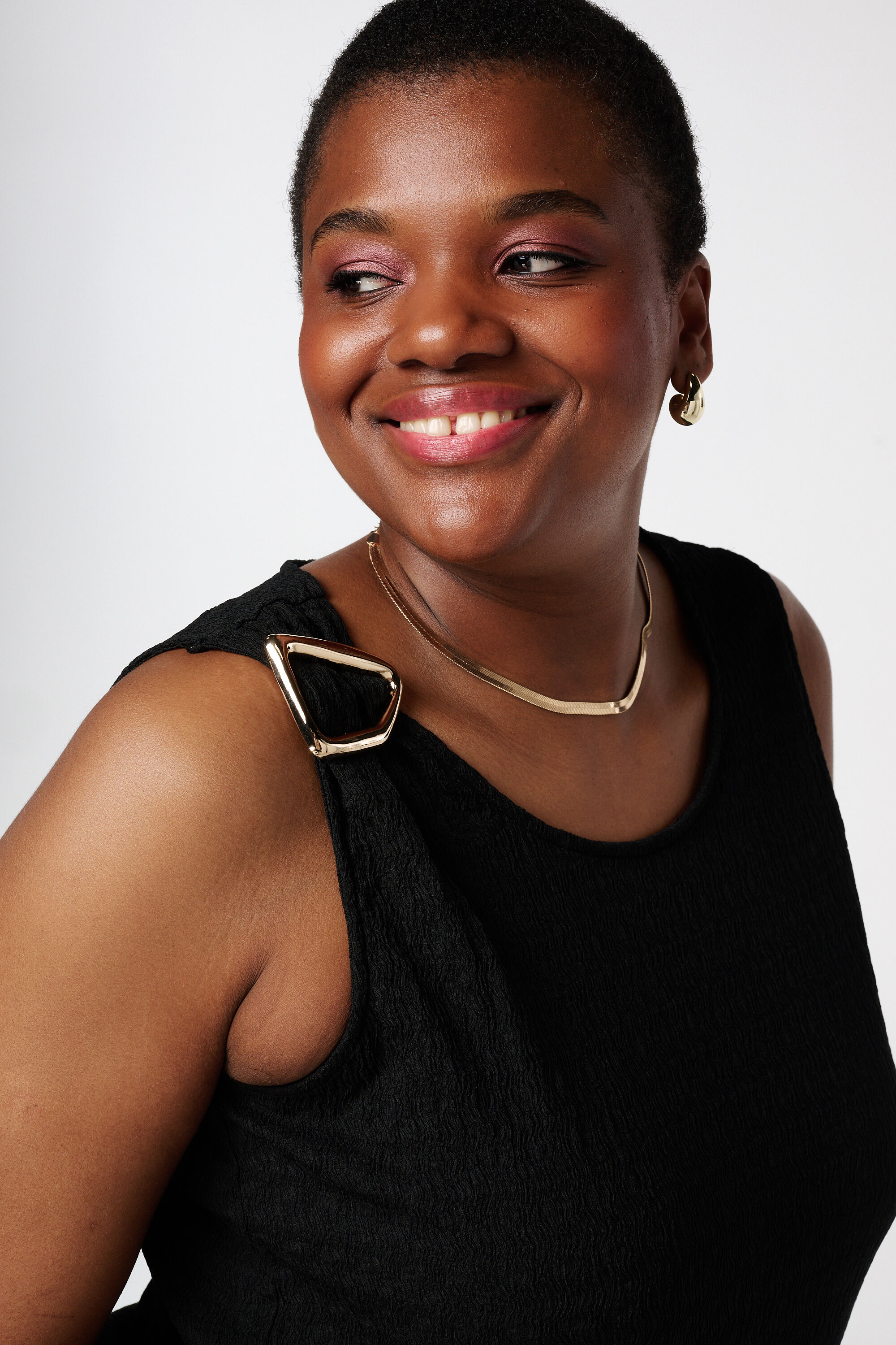 Top negro con hebilla decorativa y tejido texturizado image number 4