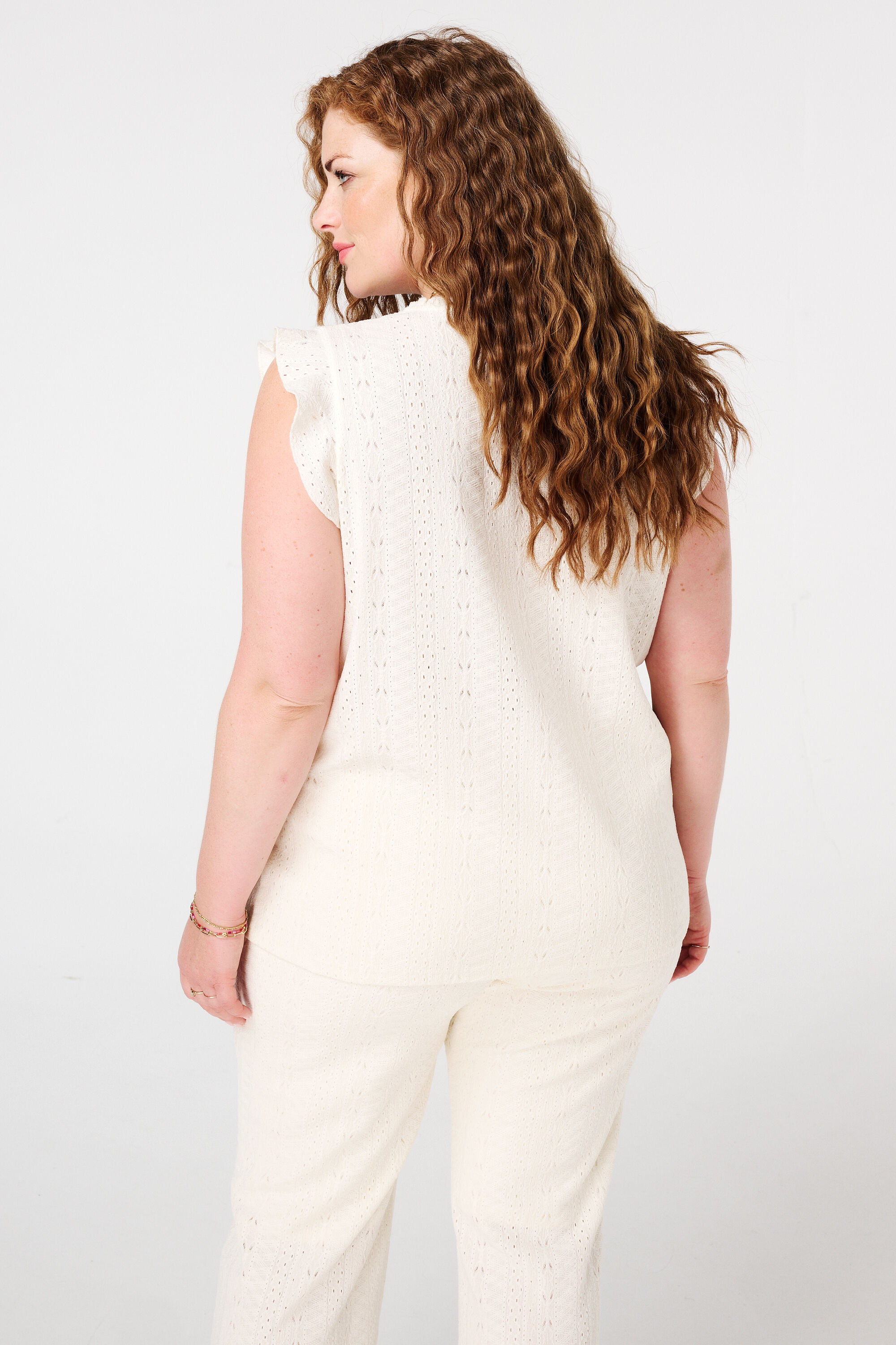 Top bordado con volantes image number 3