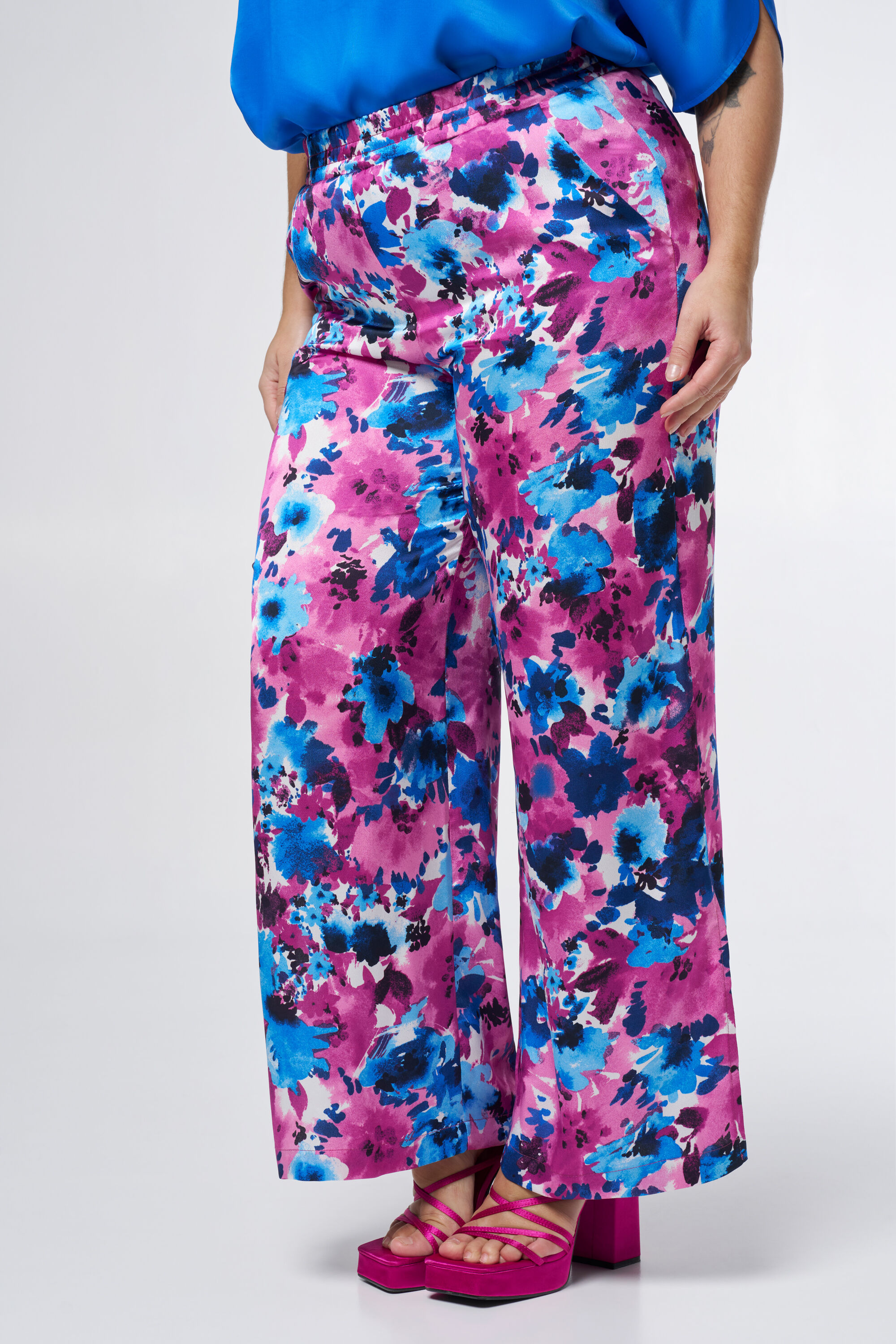 Pantalones con estampado floral image number 5