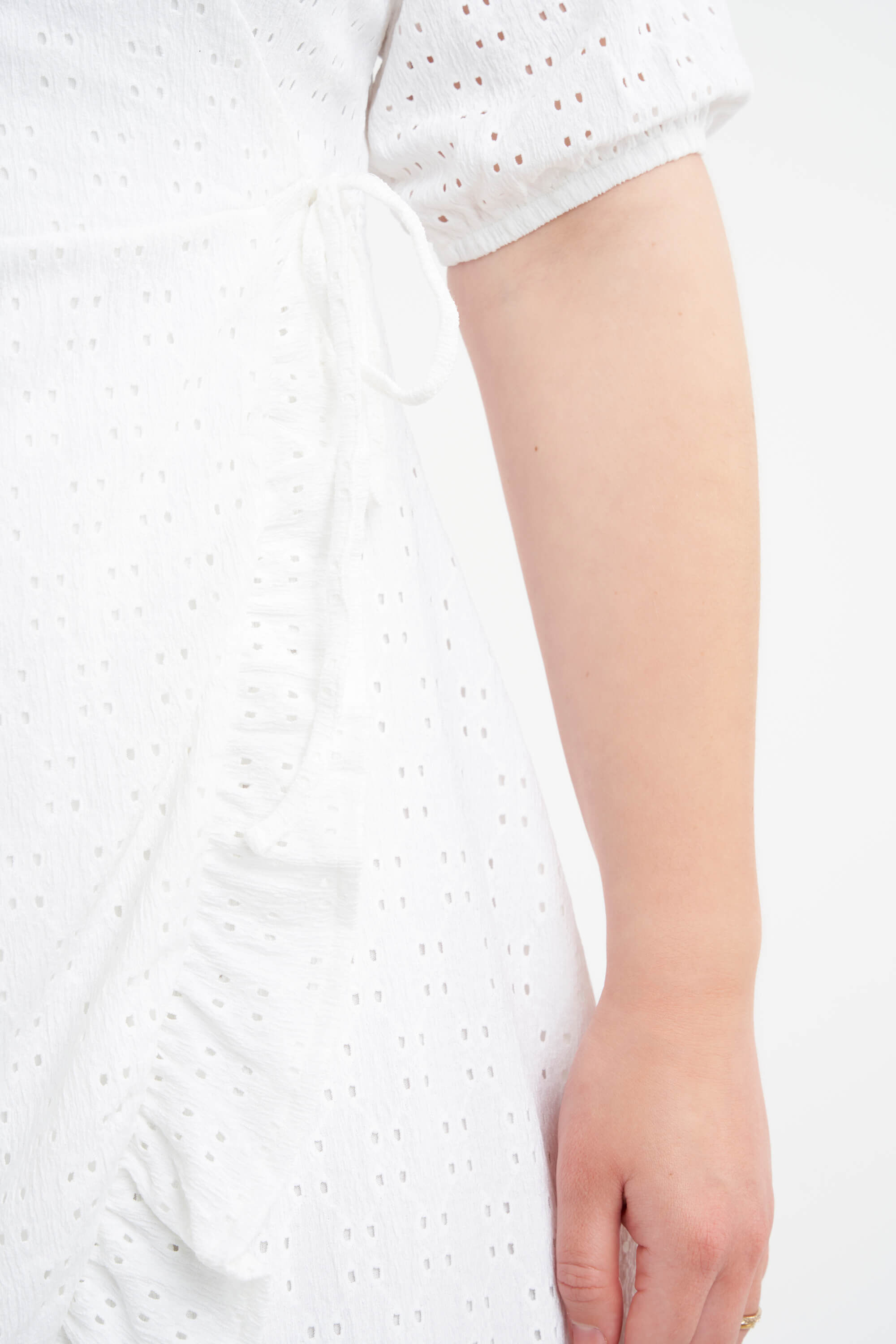 Vestido cruzado con bordado ingl&eacute;s image number 4