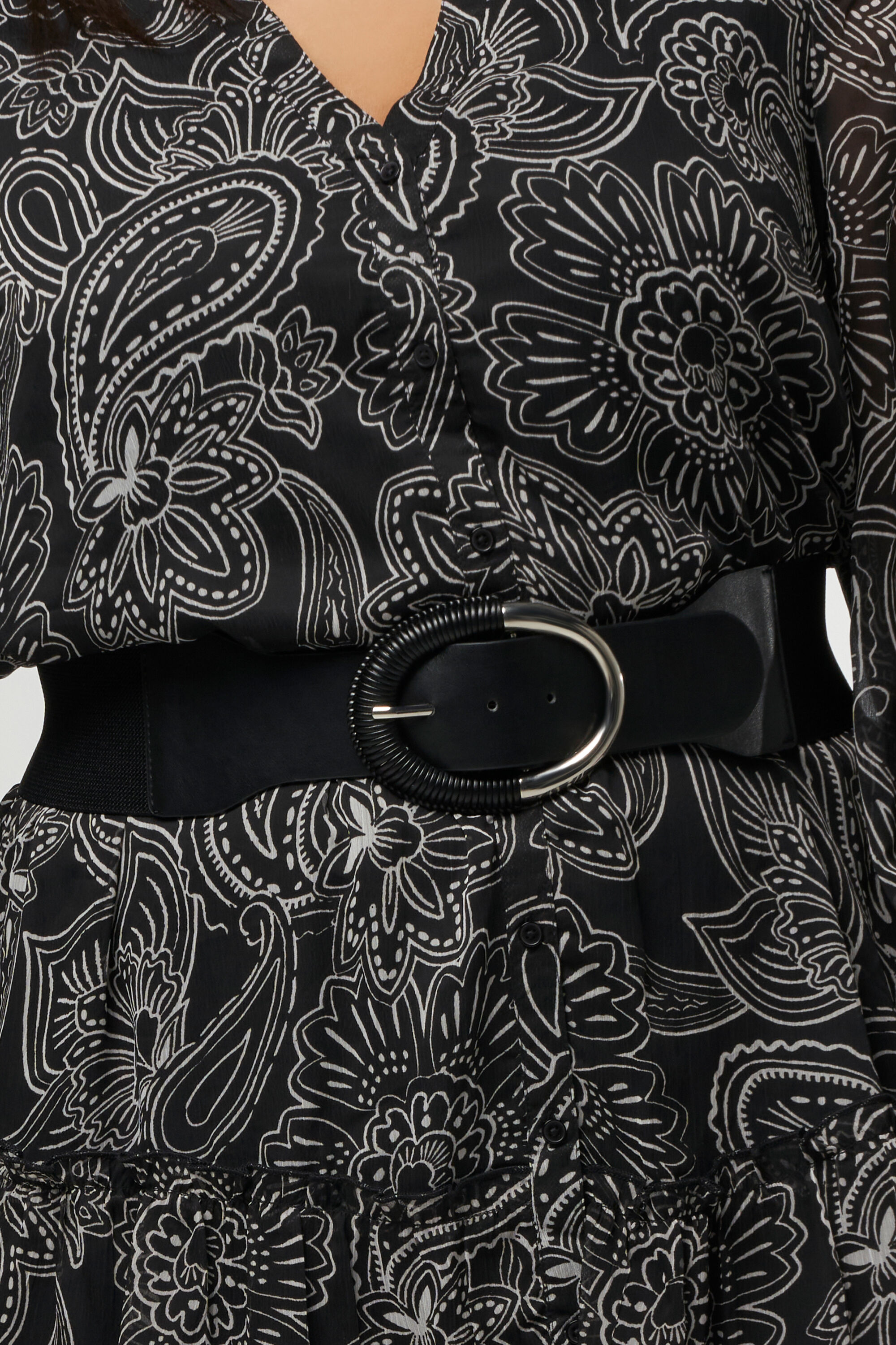 Cintur&oacute;n con detalles plateados image number 3