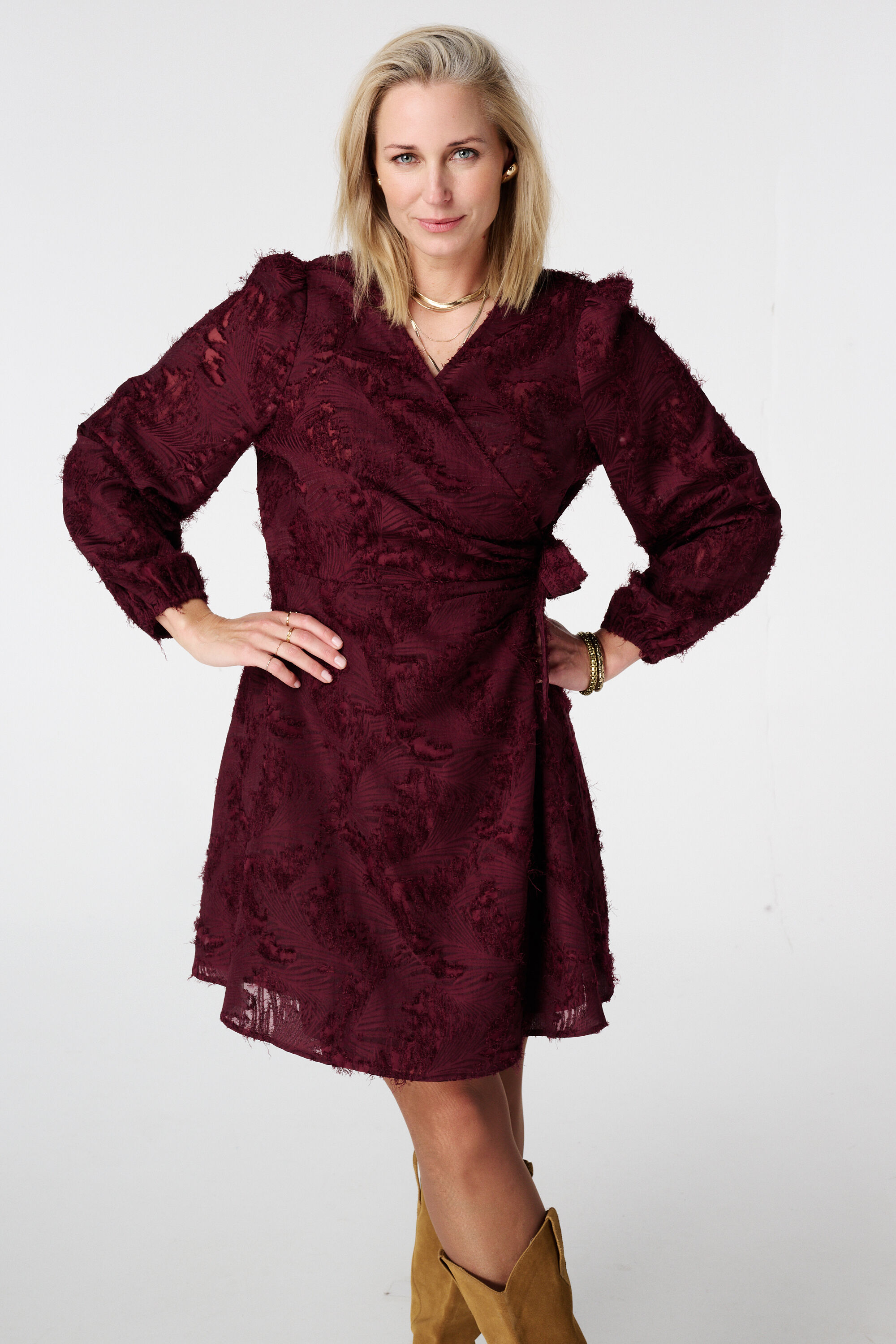 Vestido con textura de encaje y efecto cruzado image number 5