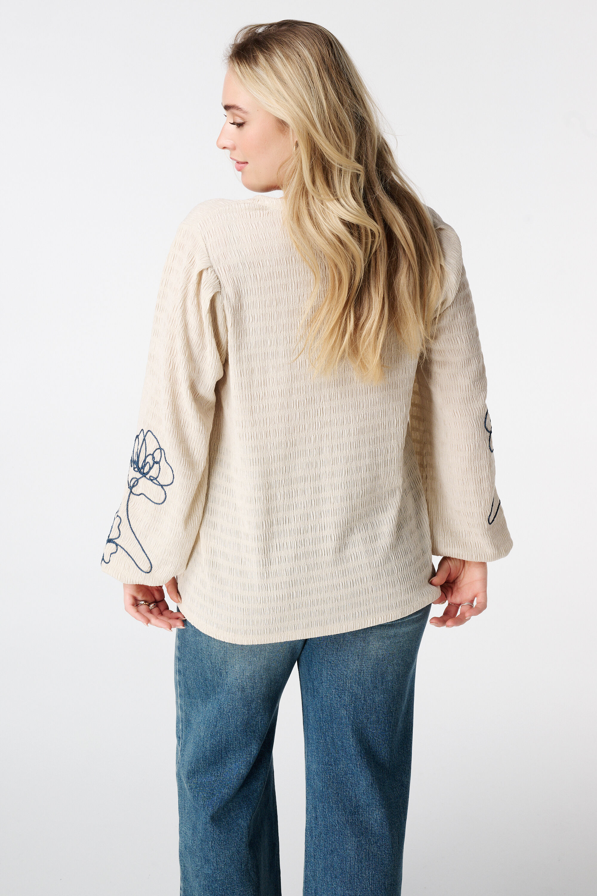 Blusa con bordado image number 3