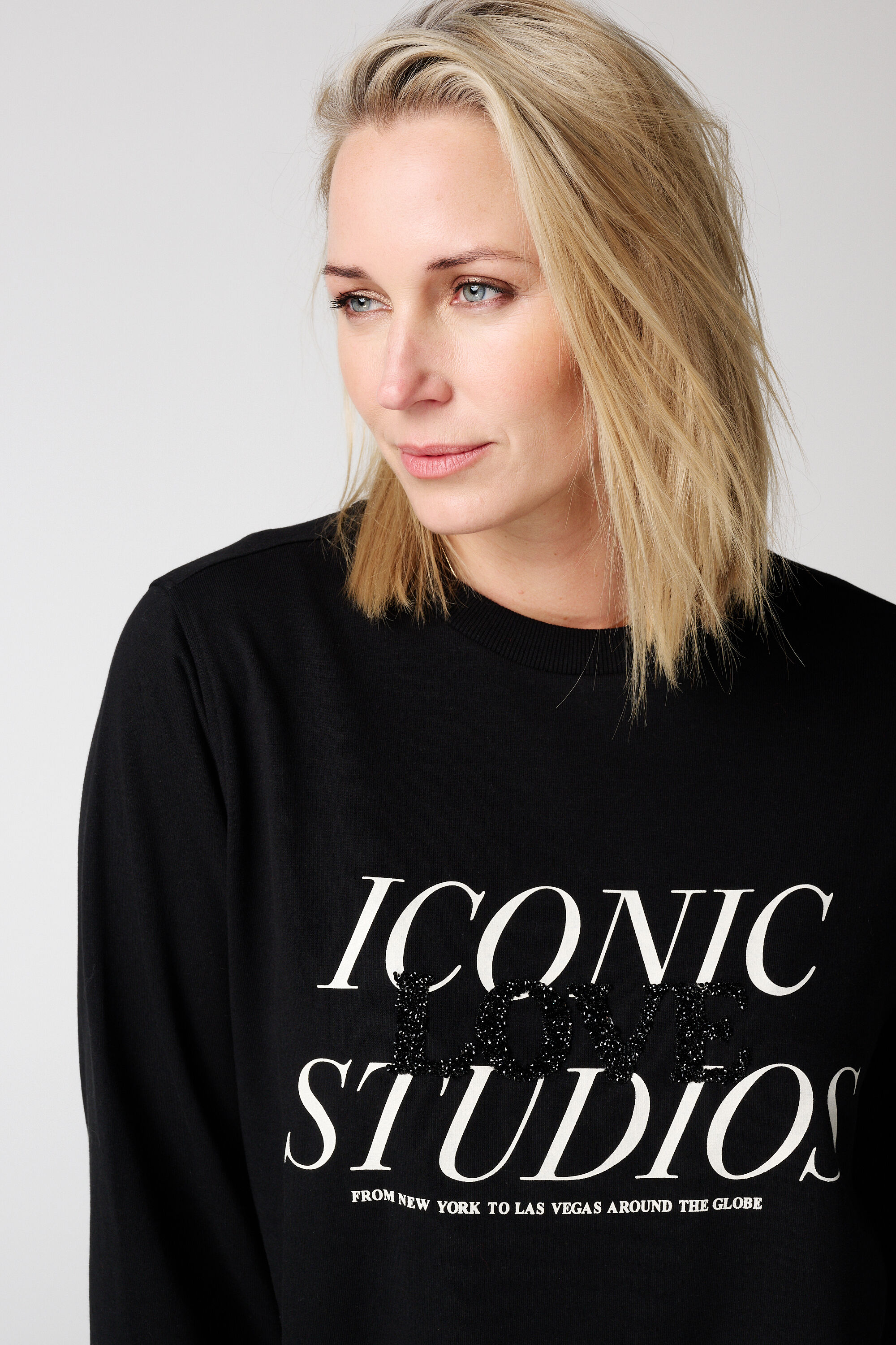 Vestido su&eacute;ter con texto con purpurina image number 4