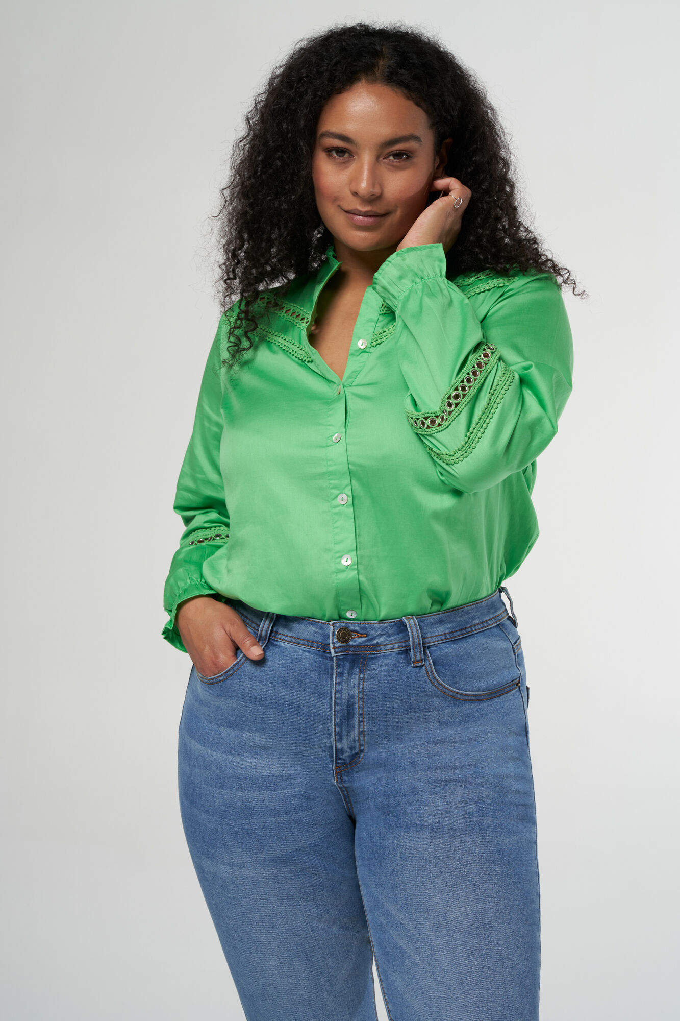 Blusa con detalles y cuello alto image number 6