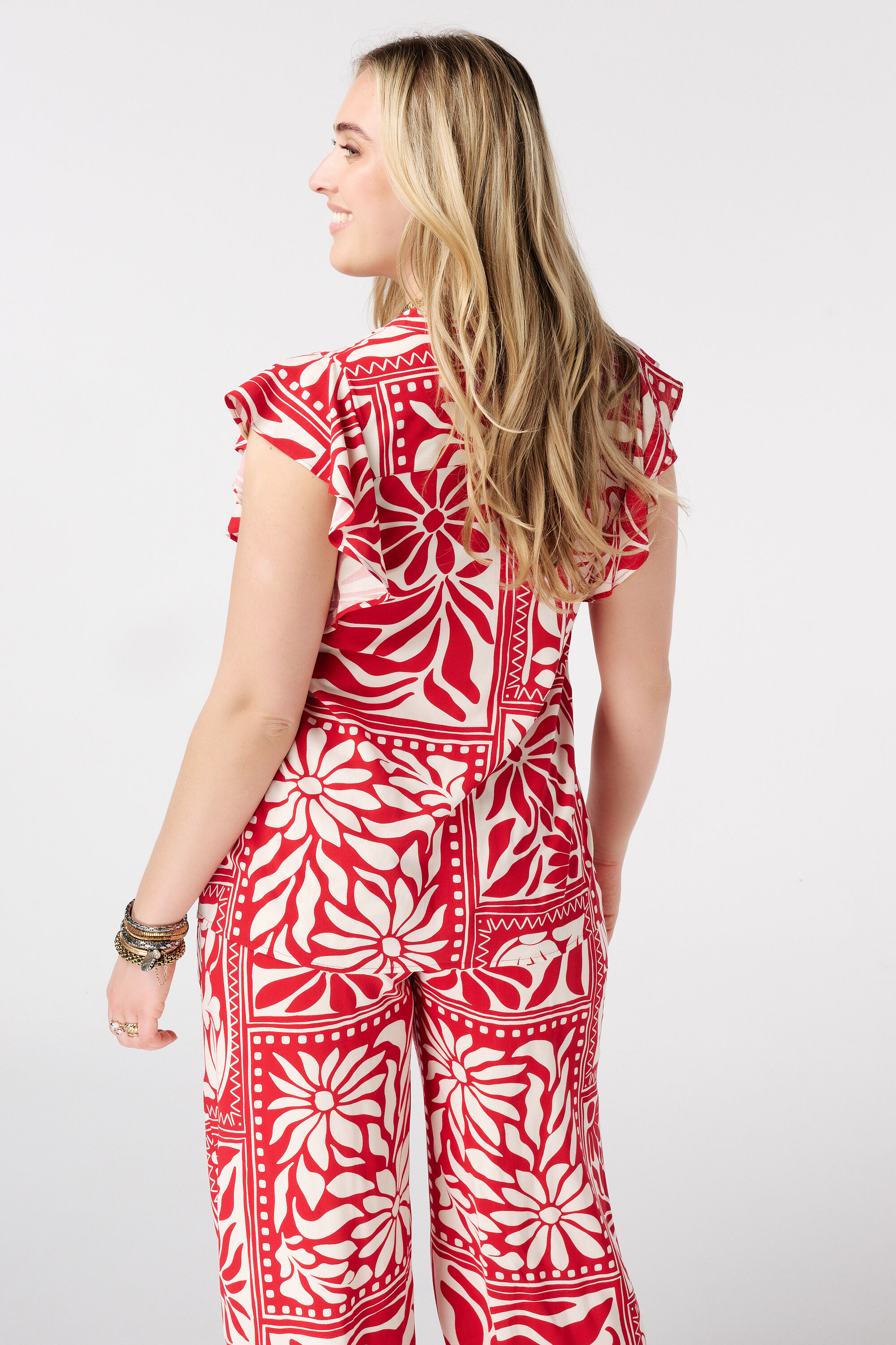 Blusa con volantes image number 3