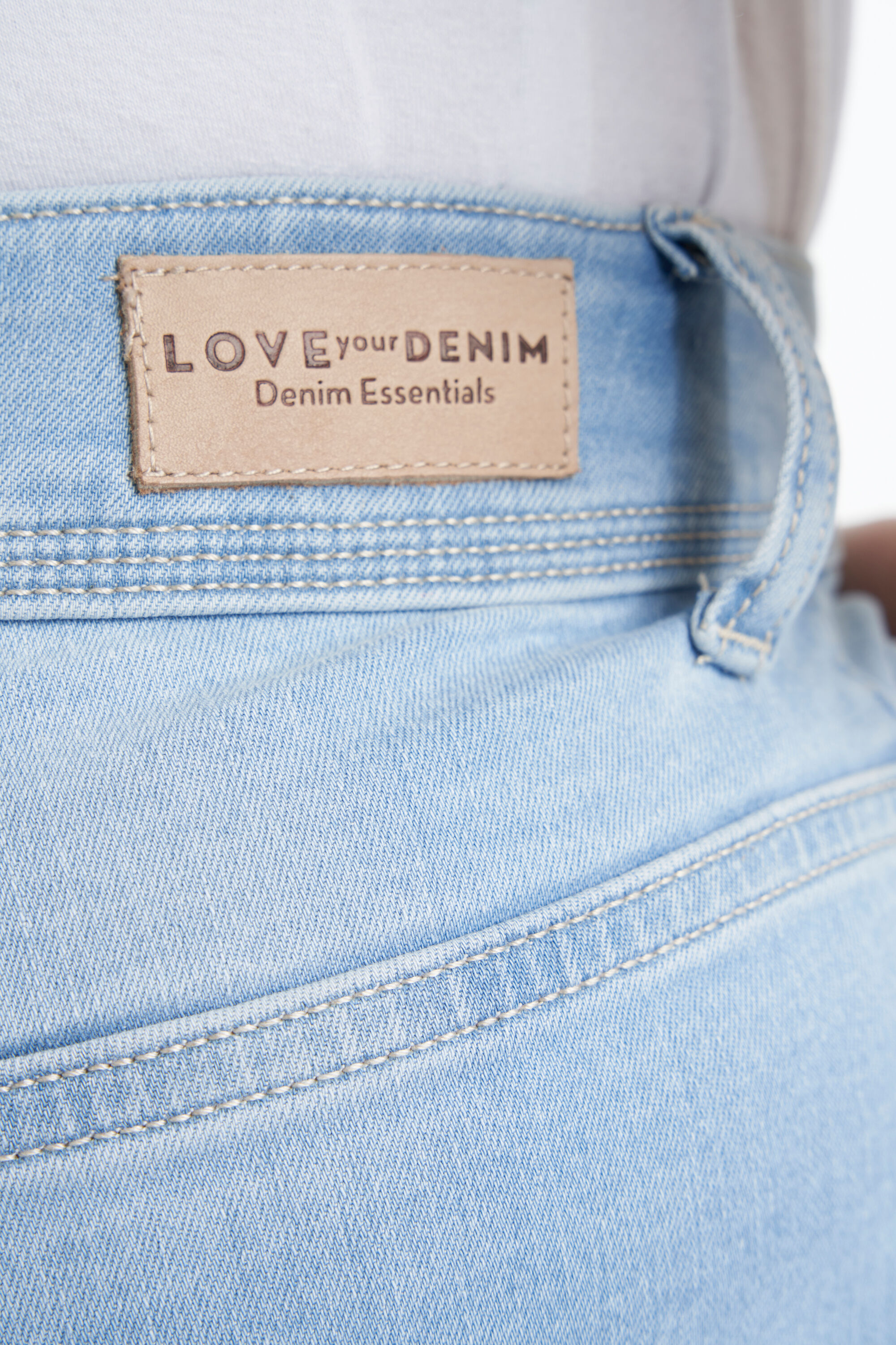 Vaqueros CHERRY de corte pitillo y talle alto image number 5