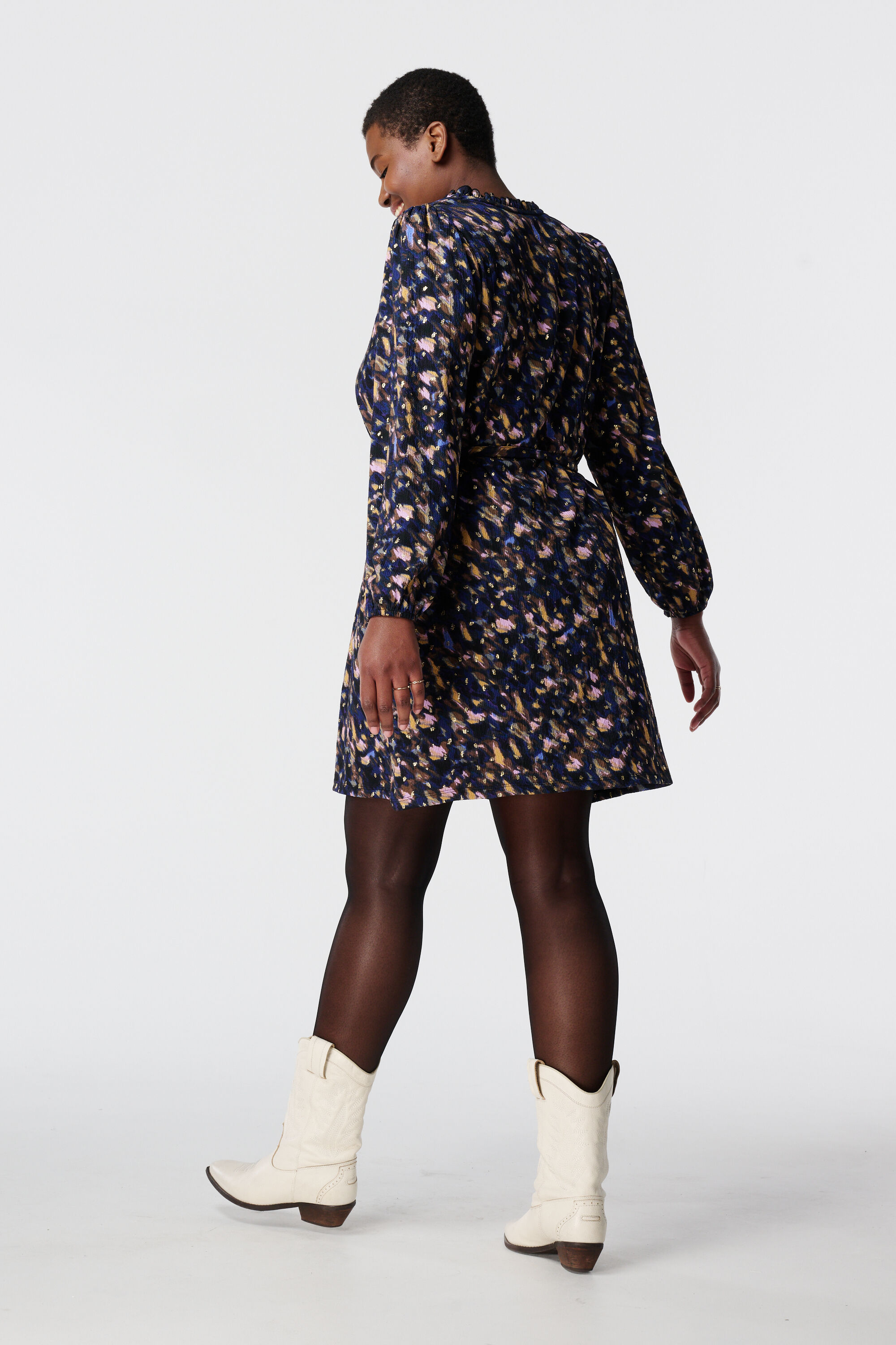 Vestido con detalle dorado image number 3