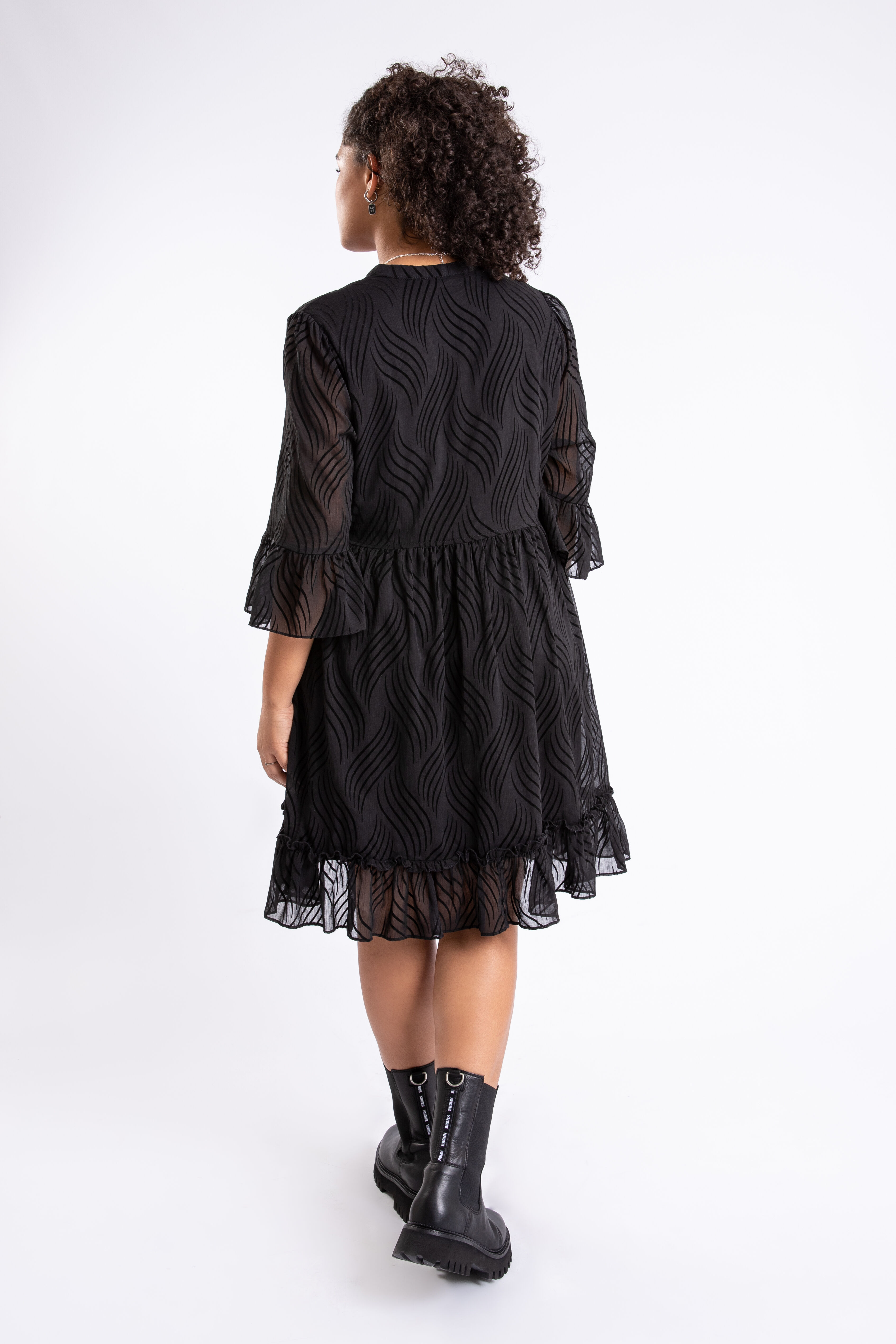 Vestido hecho de un tejido semitransparente  image number 3