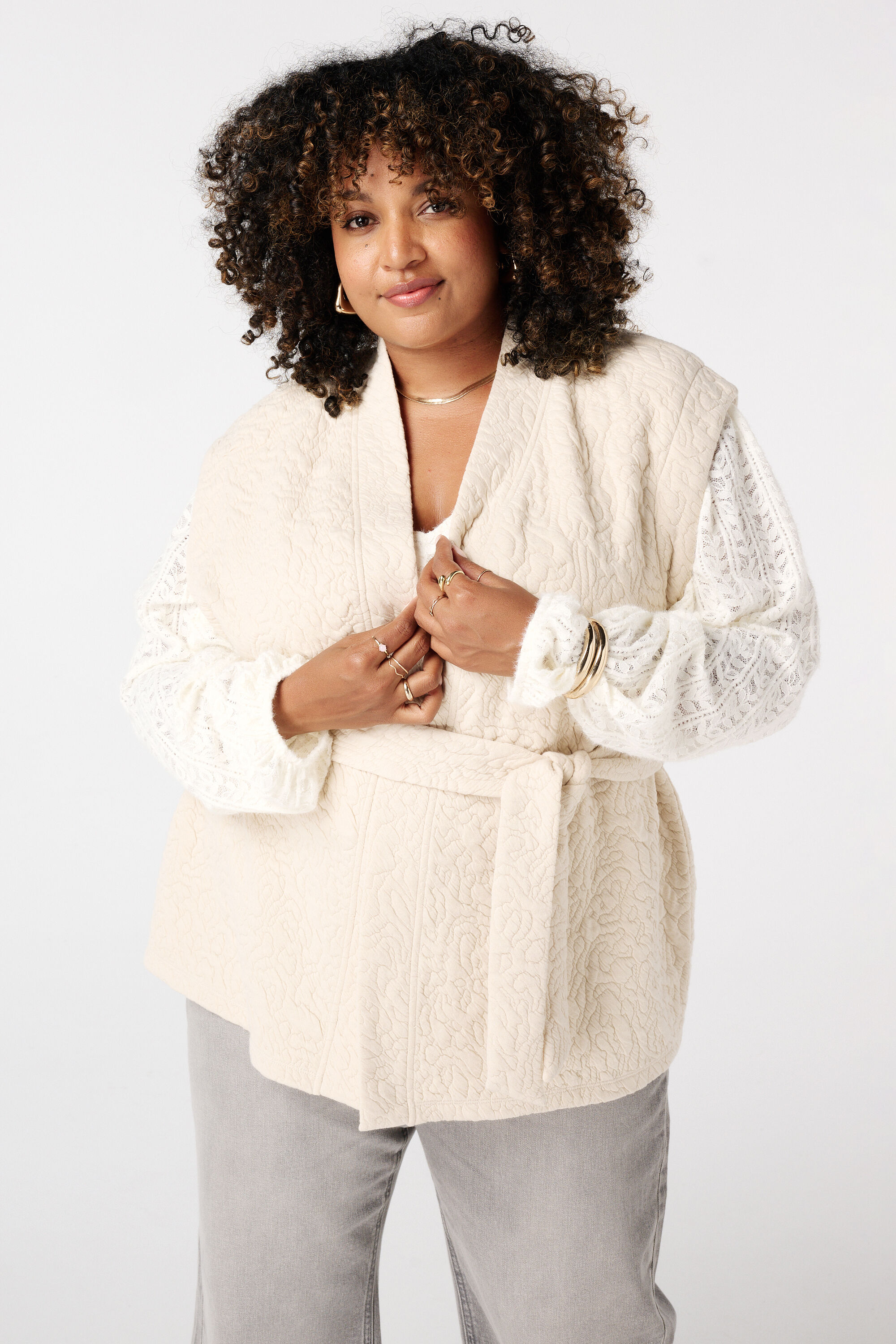 Chaleco de largo medio con cintur&oacute;n para atar