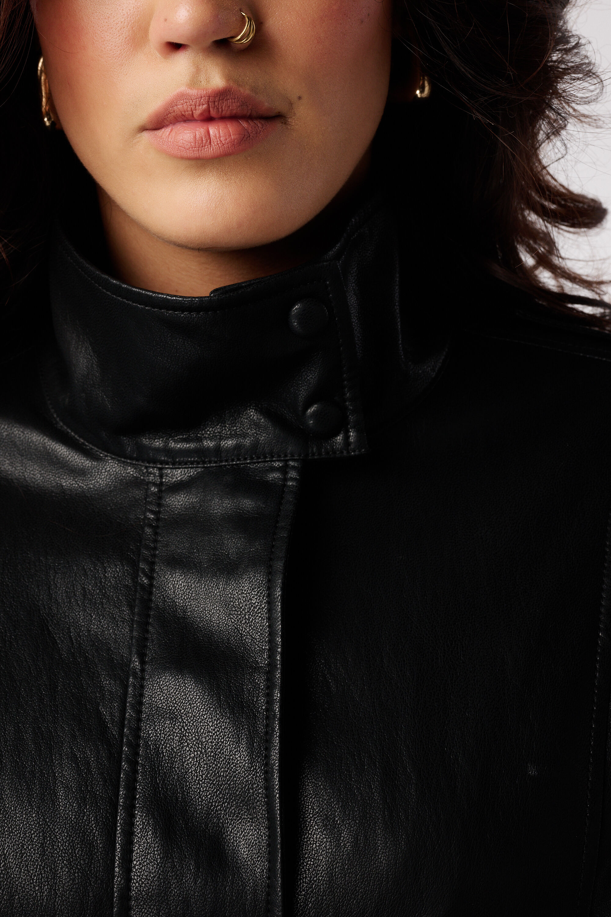 Chaqueta de piel sint&eacute;tica con cuello alto image number 6