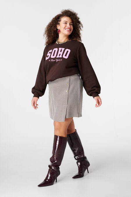 Falda a cuadros con look cruzado  Falda a cuadros con look cruzado