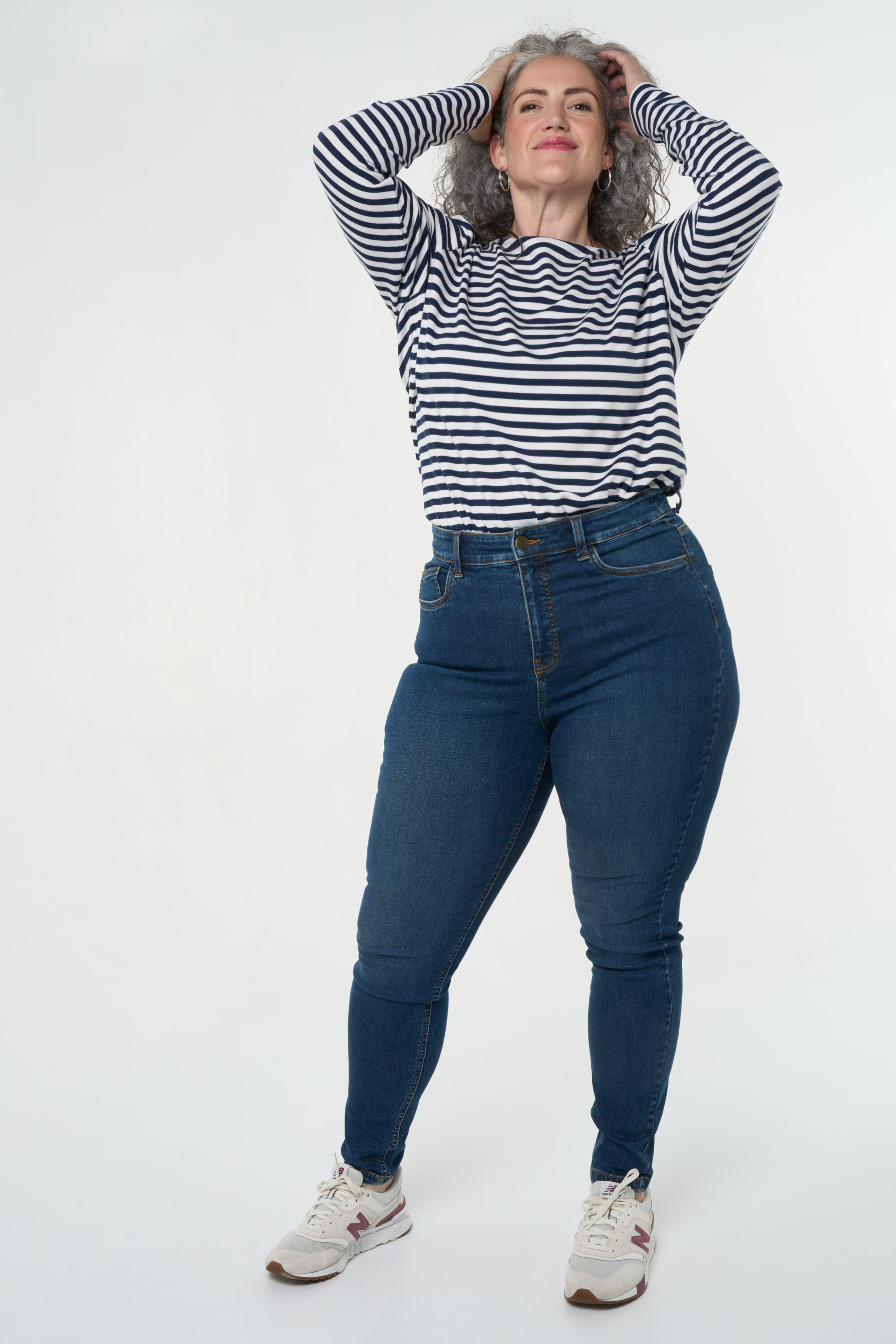 Vaqueros CHERRY de corte pitillo y talle alto image number 7