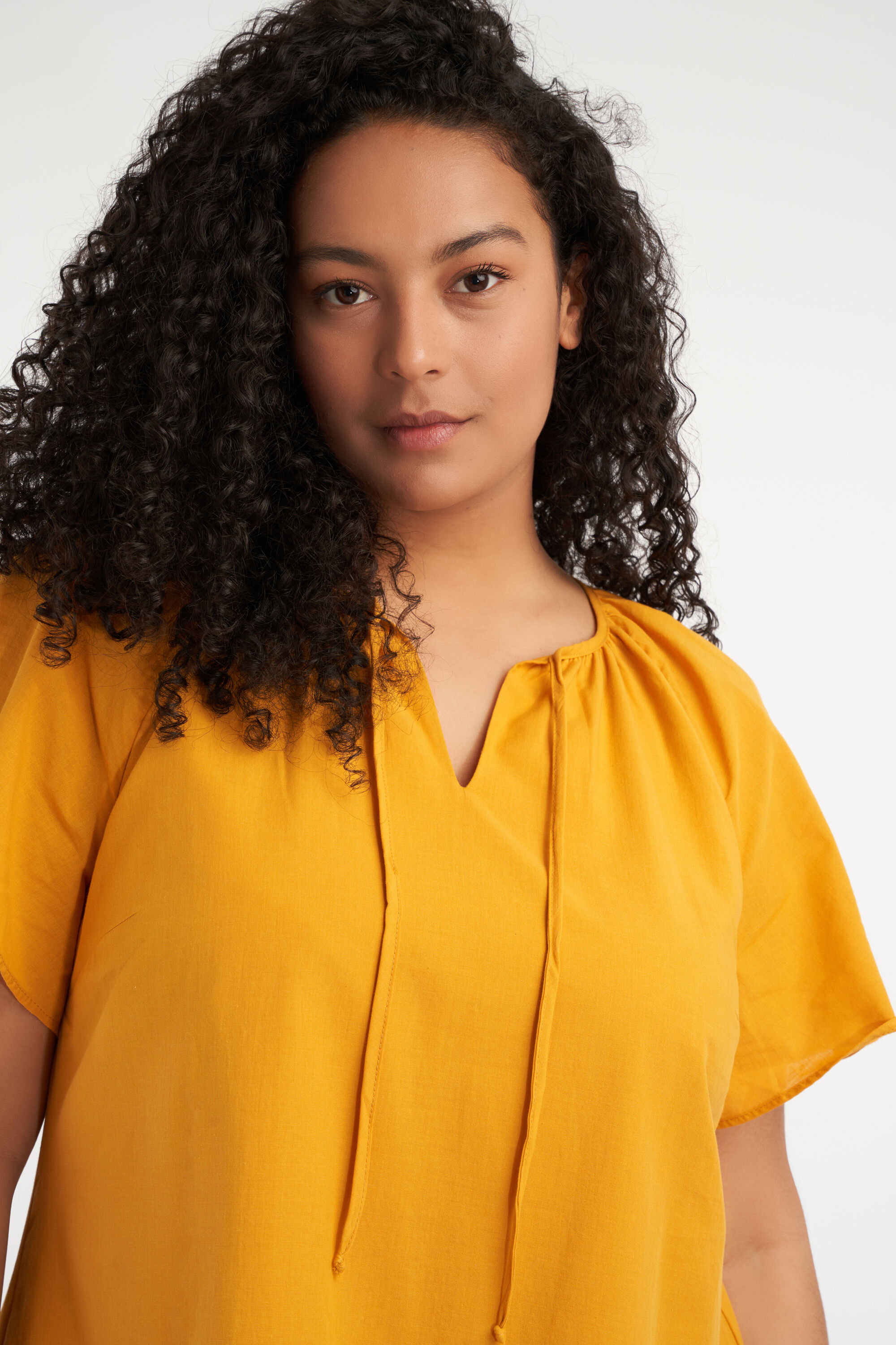 Vestido corto acampanado image number 5