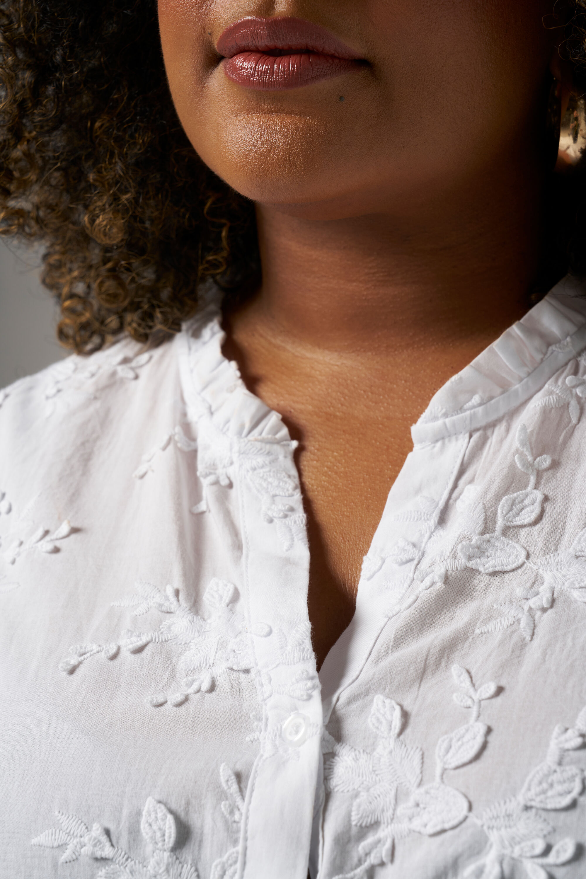 Blusa con bordado image number 4