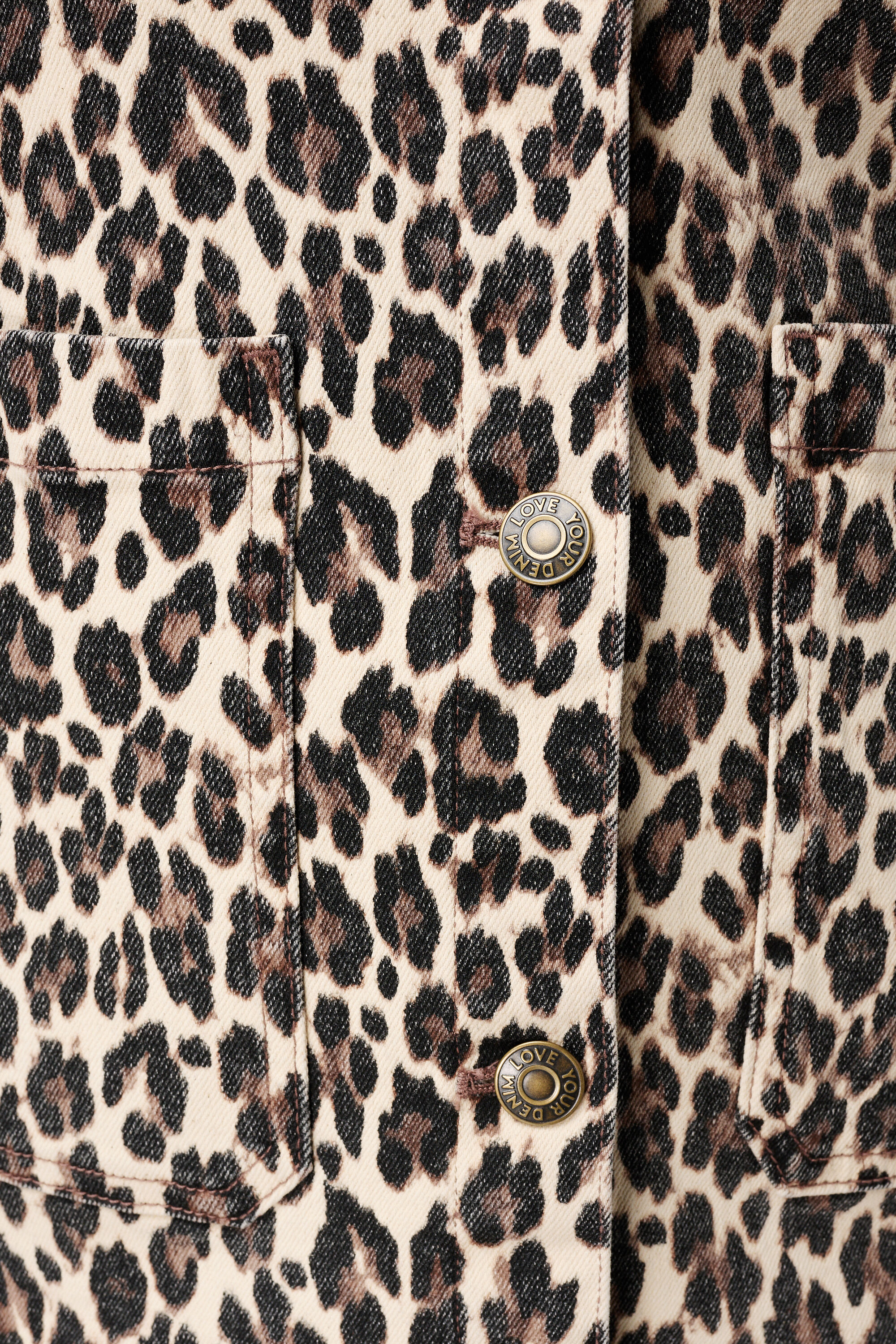 Cazadora vaquera con estampado de leopardo image number 6