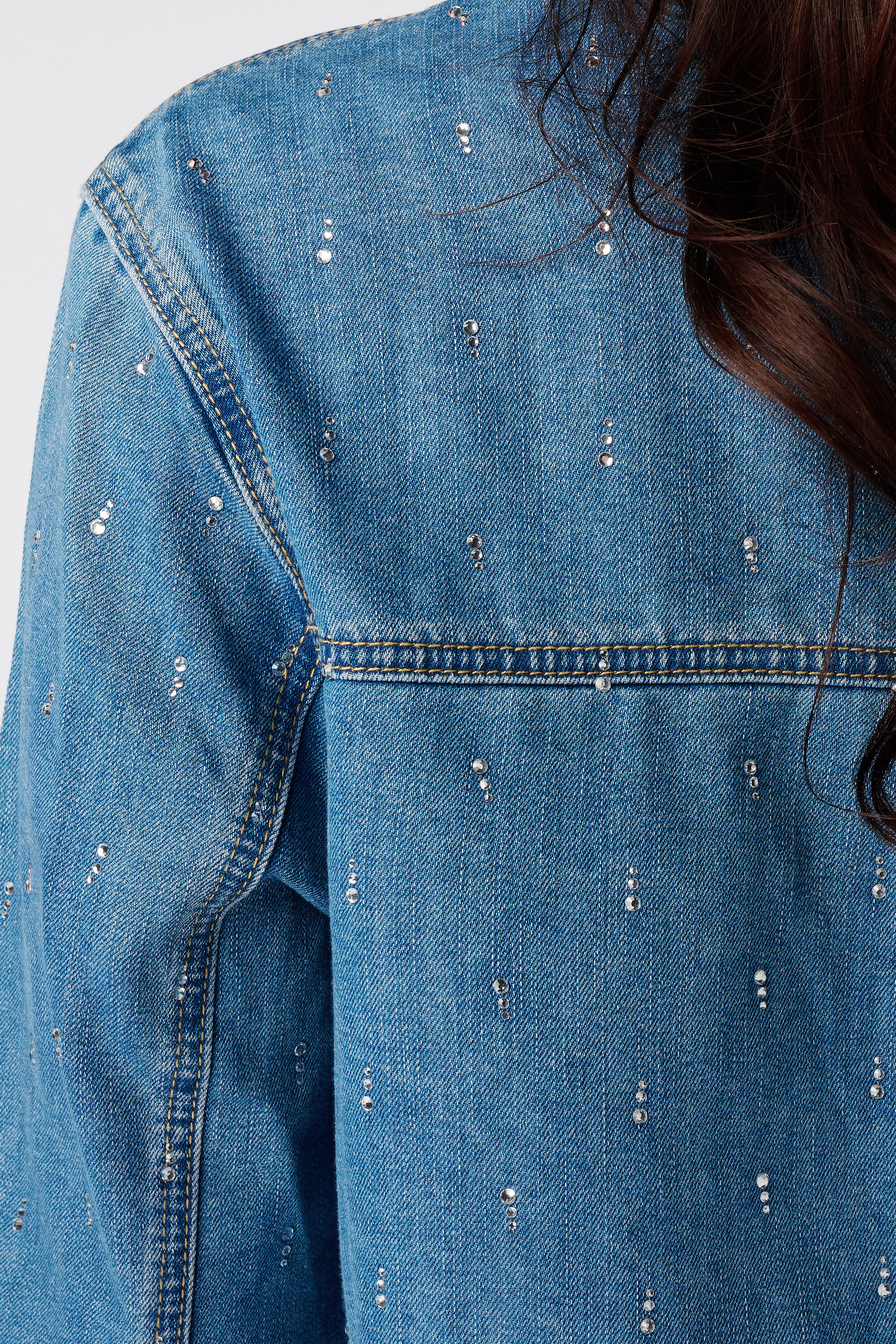 Blusa vaquera con strass image number 6