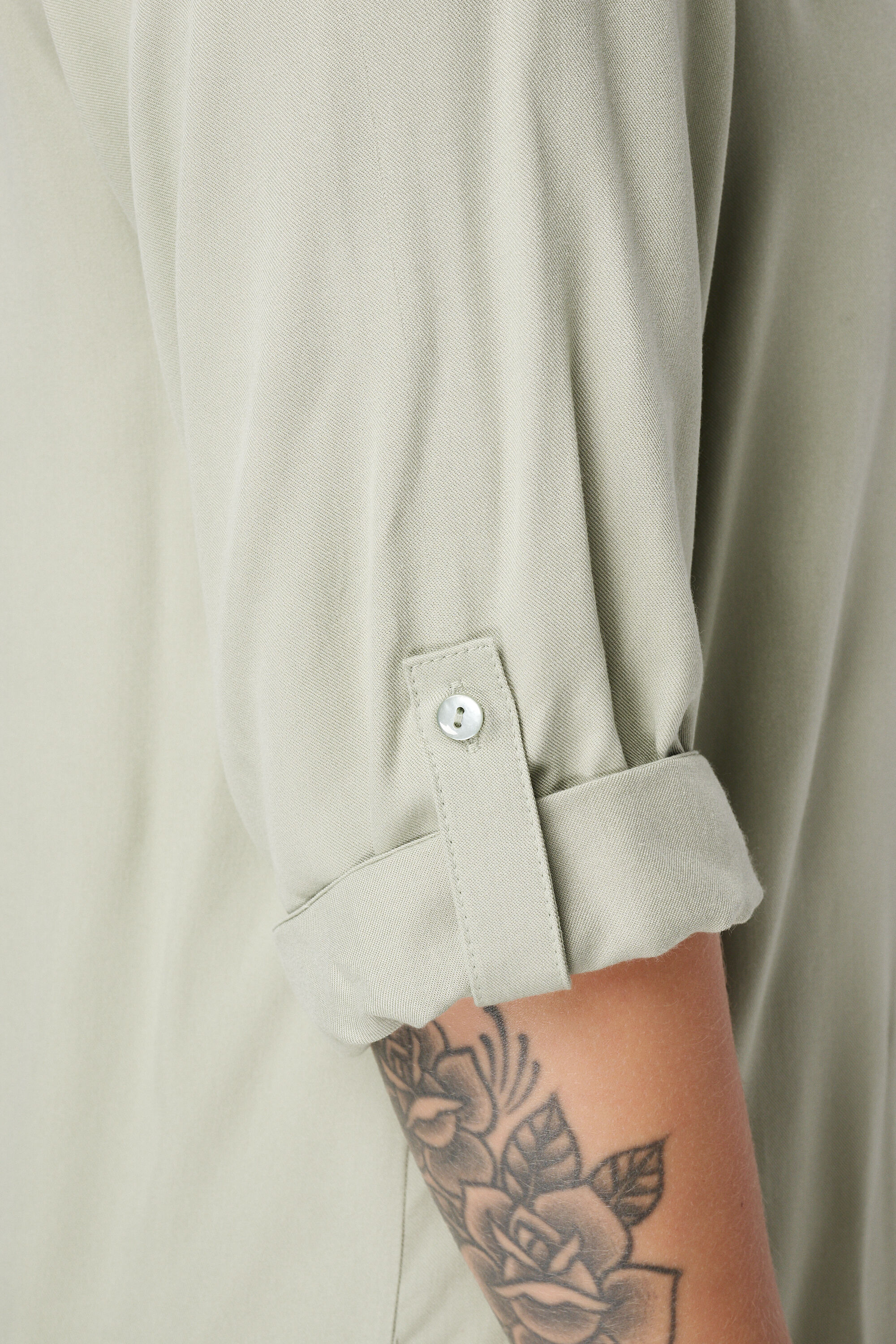 Blusa con mangas enrolladas image number 6