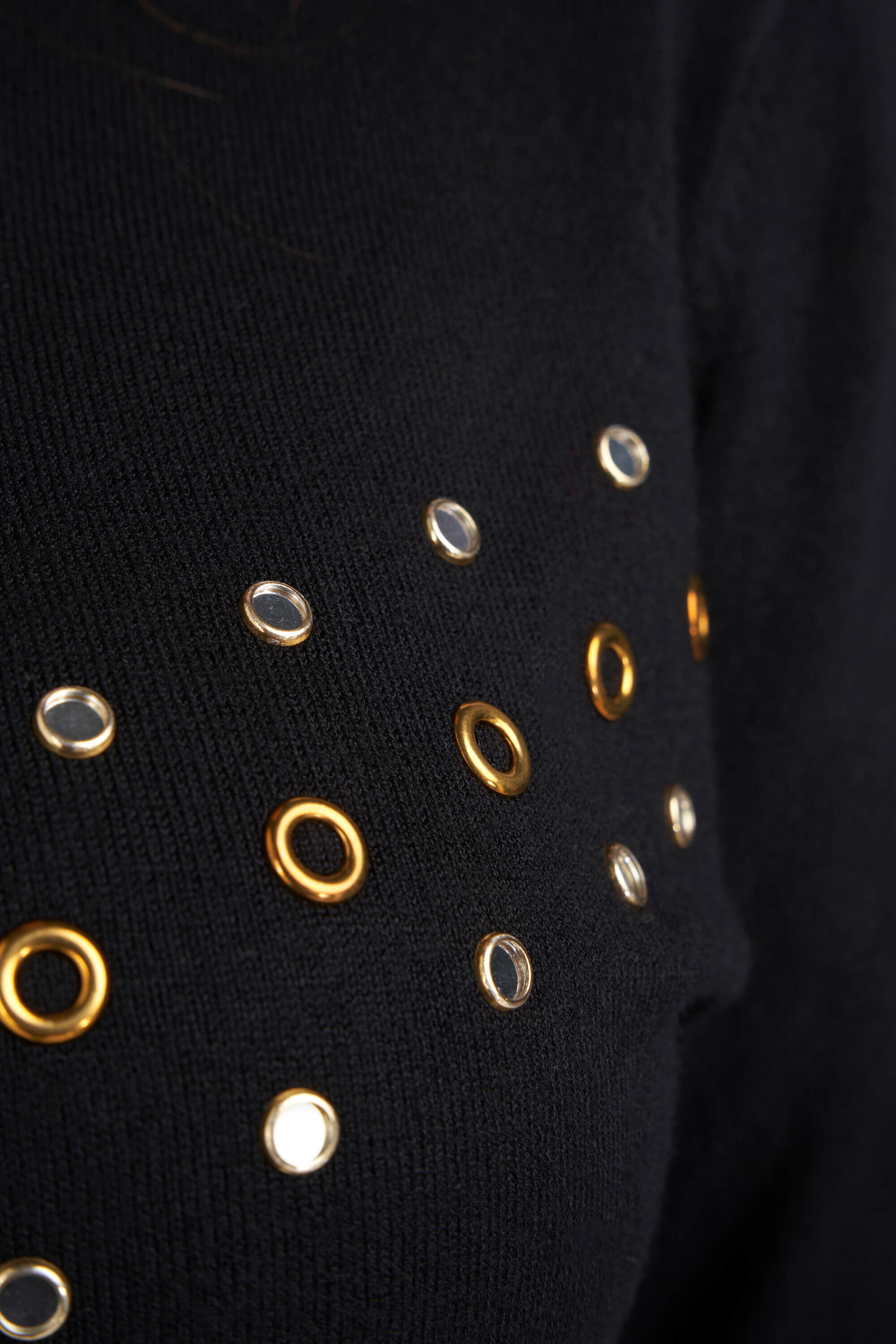 Su&eacute;ter con tachuelas image number 4