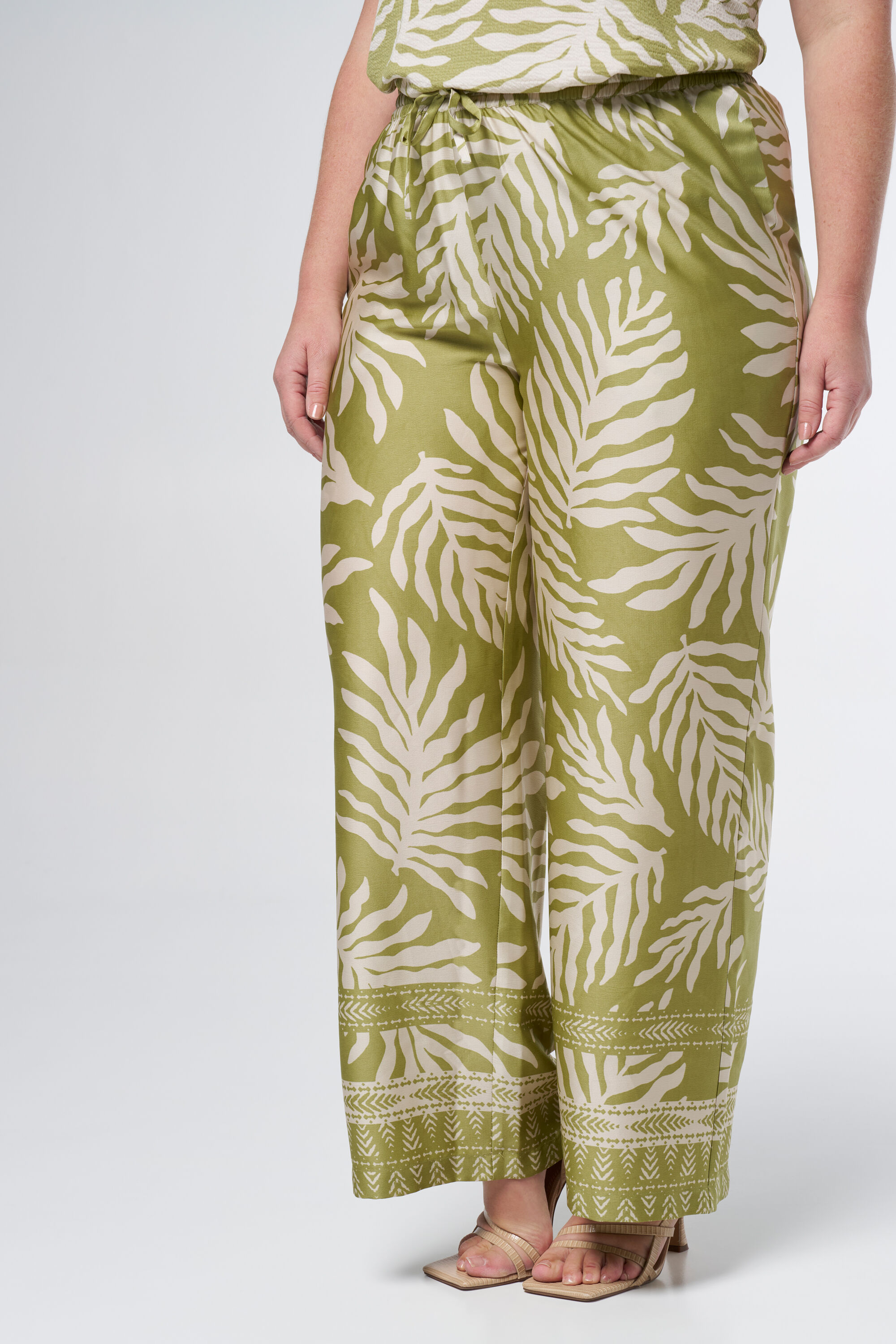 Pantal&oacute;n recto con detalle de lazo image number 5