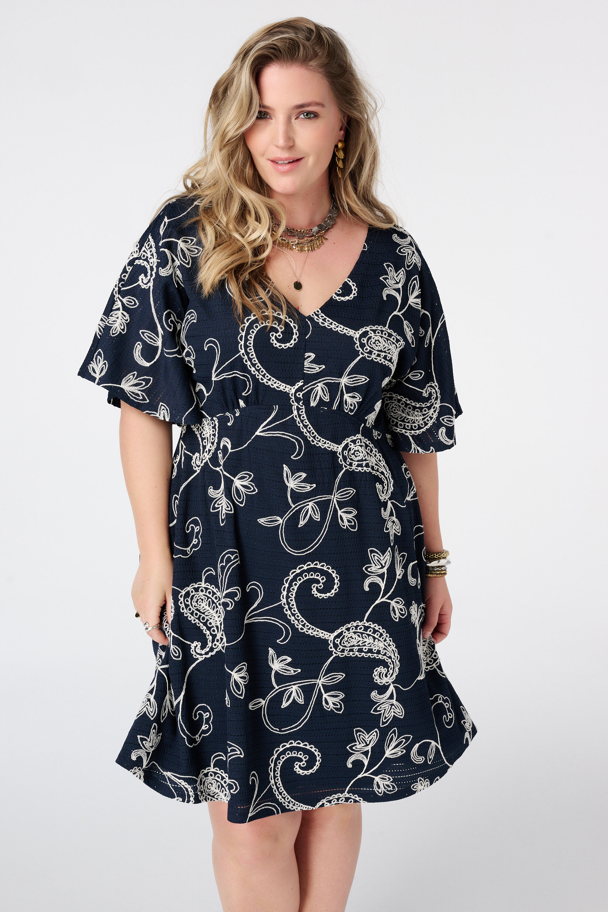 Vestido corto con mangas mariposa image number 0