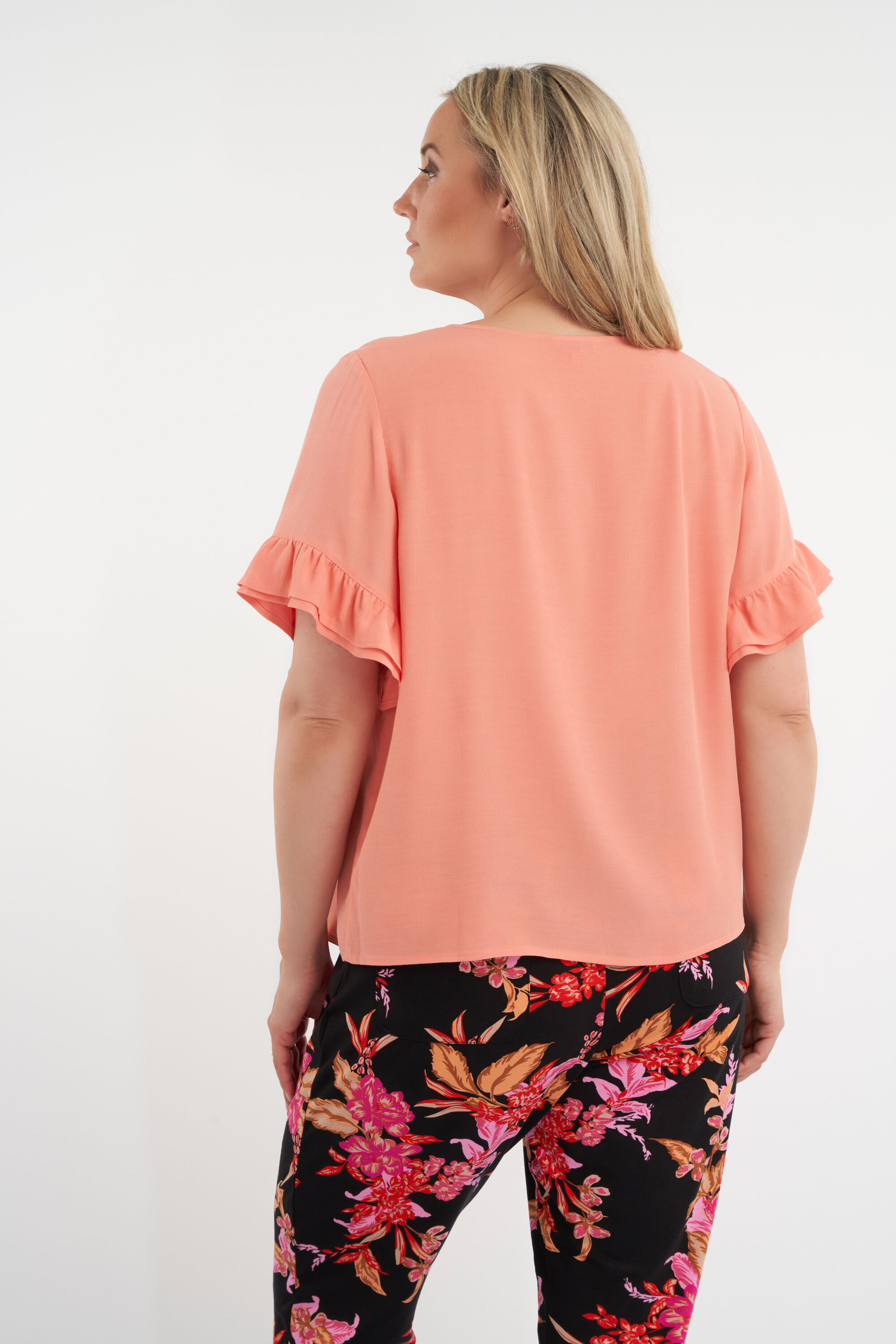 Top con mangas con volantes image number 4