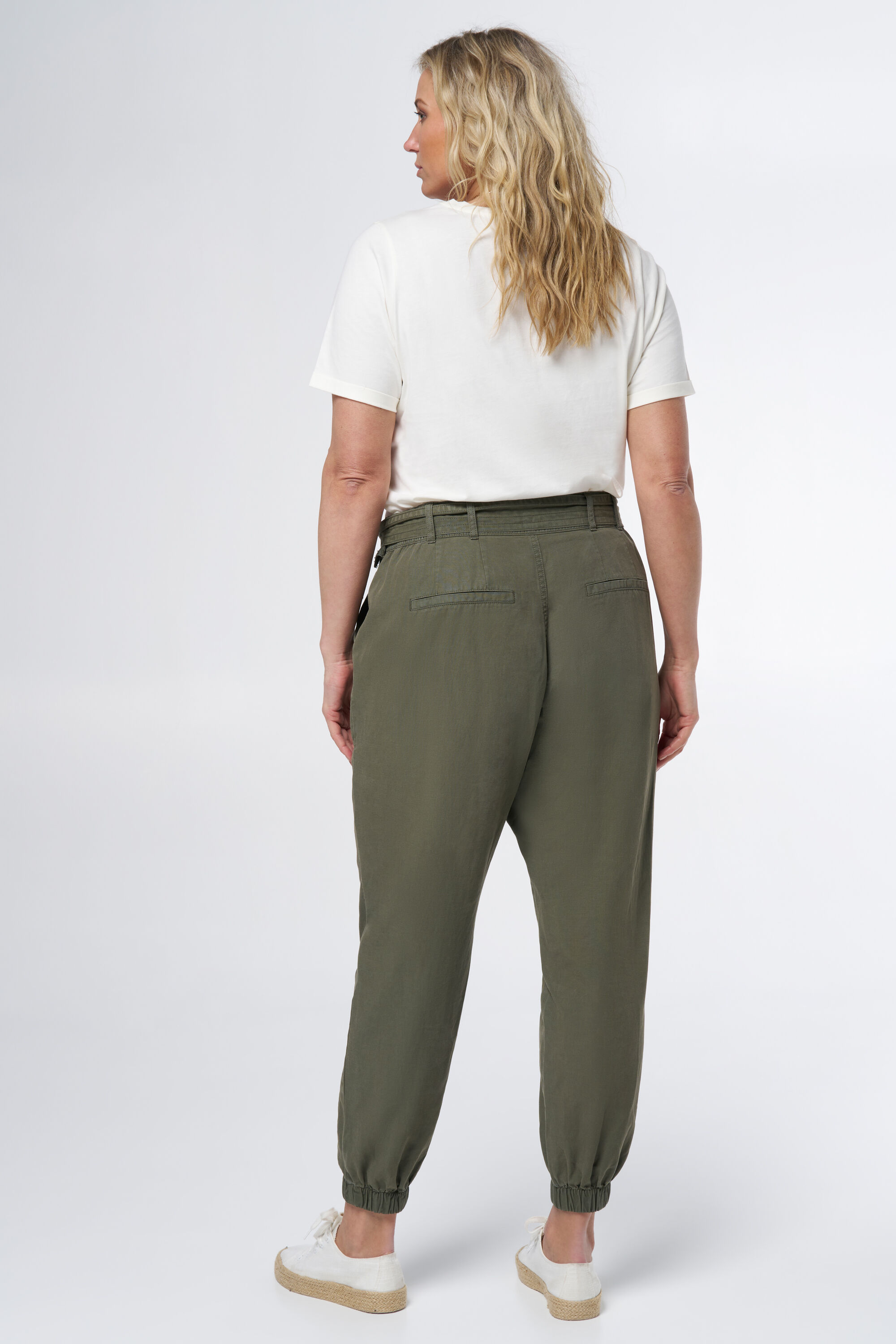 Pantal&oacute;n con cintur&oacute;n image number 3