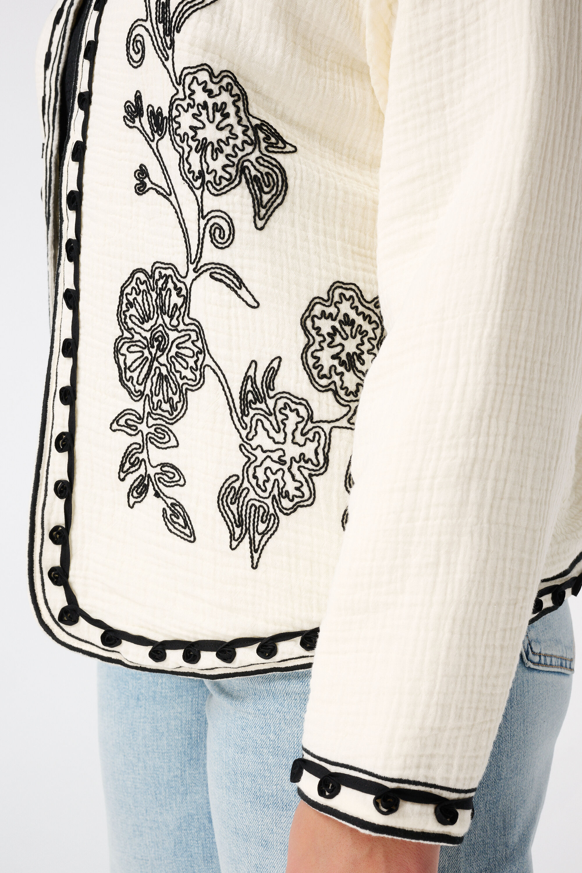 Cazadora con bordados image number 6