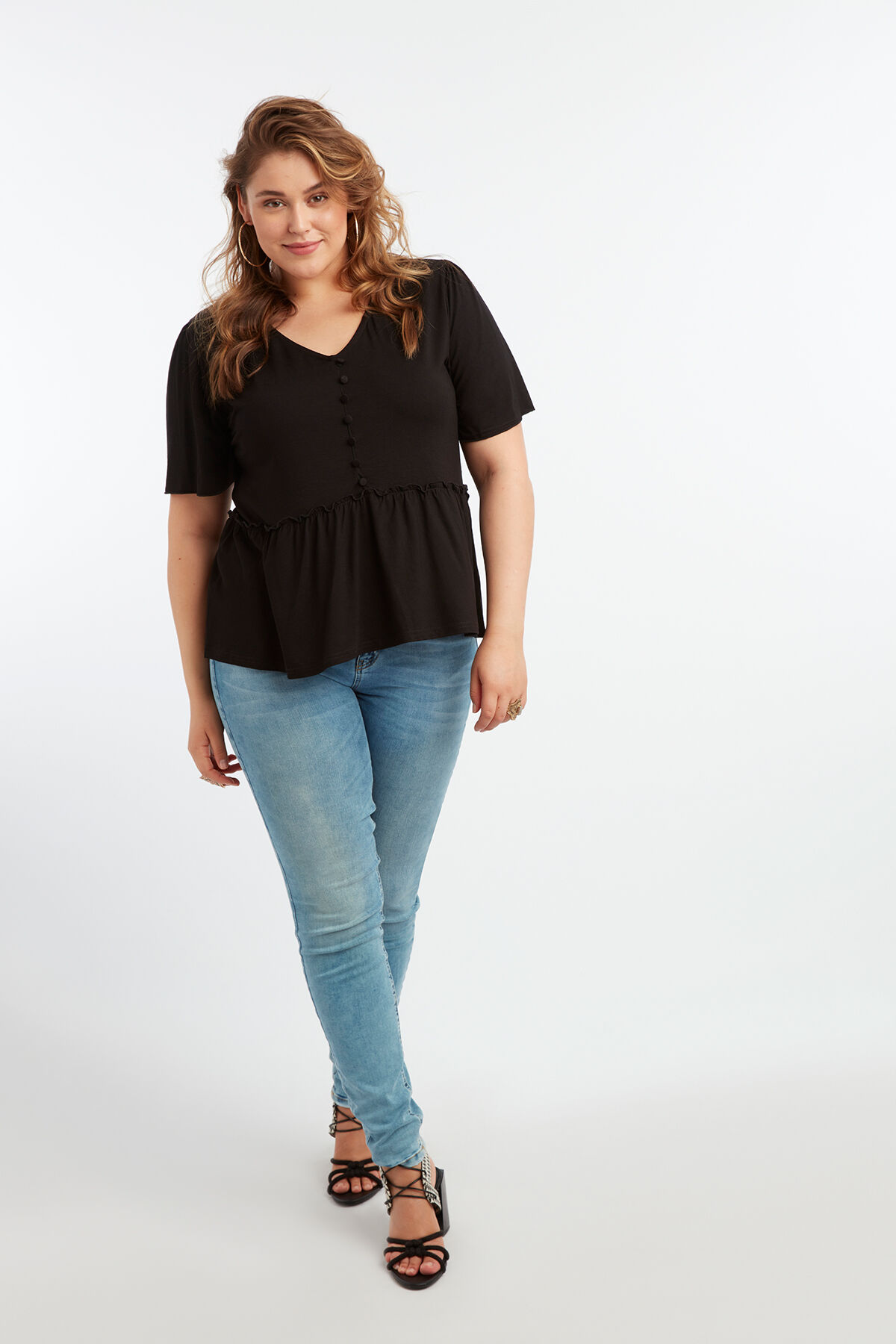 Top de viscosa con botones decorativos image number 3