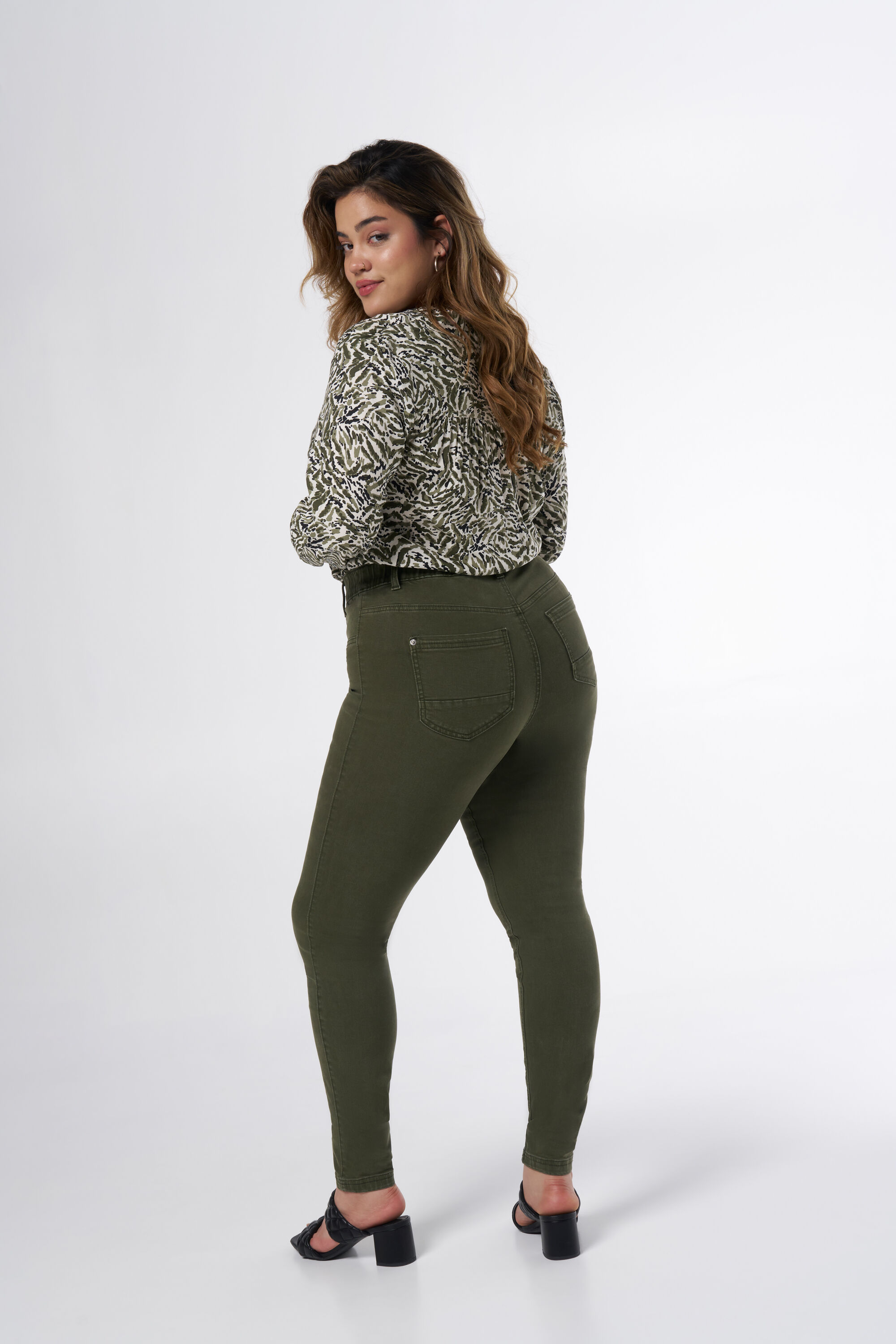 Trecking de piernas flacas image number 3