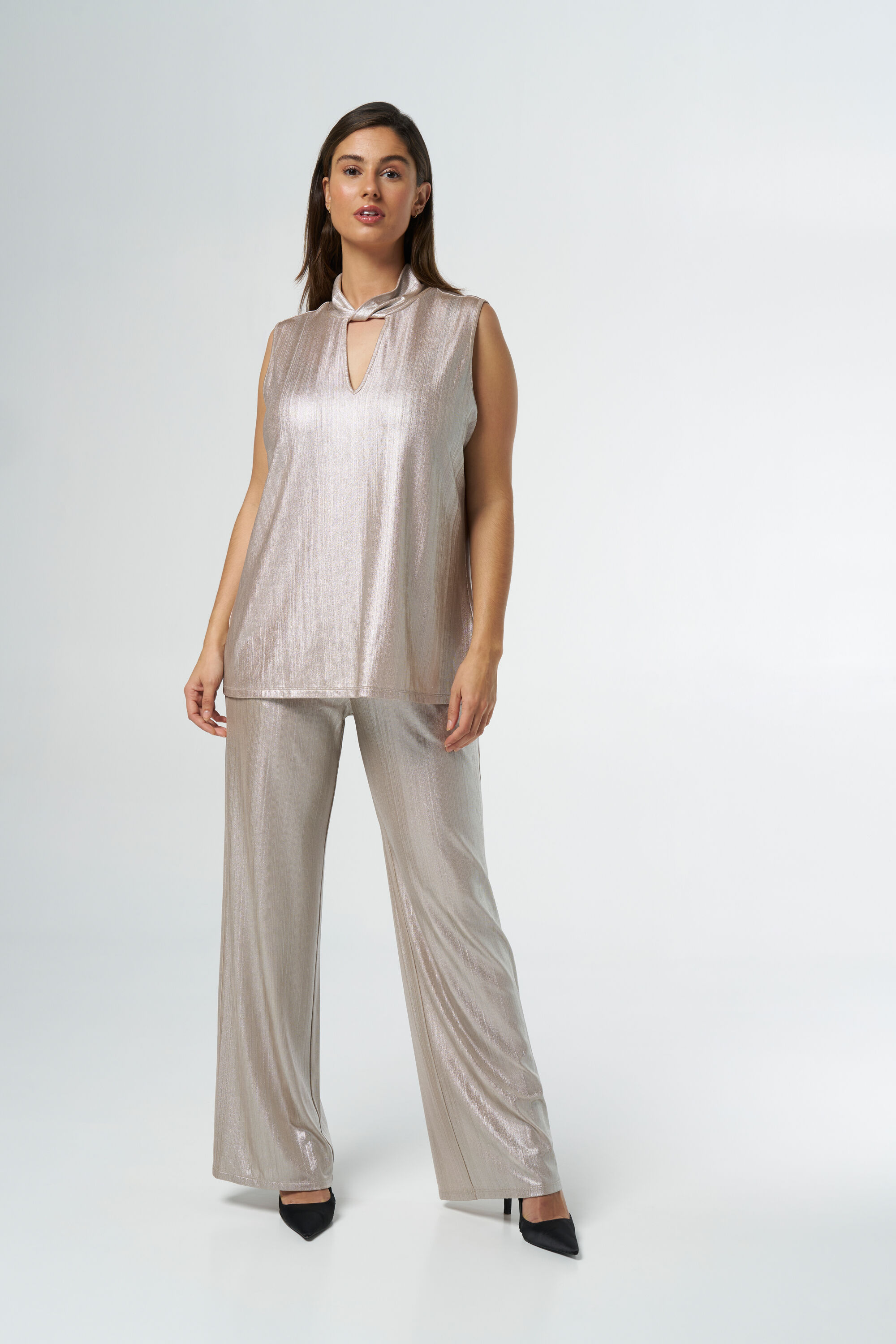 Top sin mangas con un detalle retorcido  image number 5