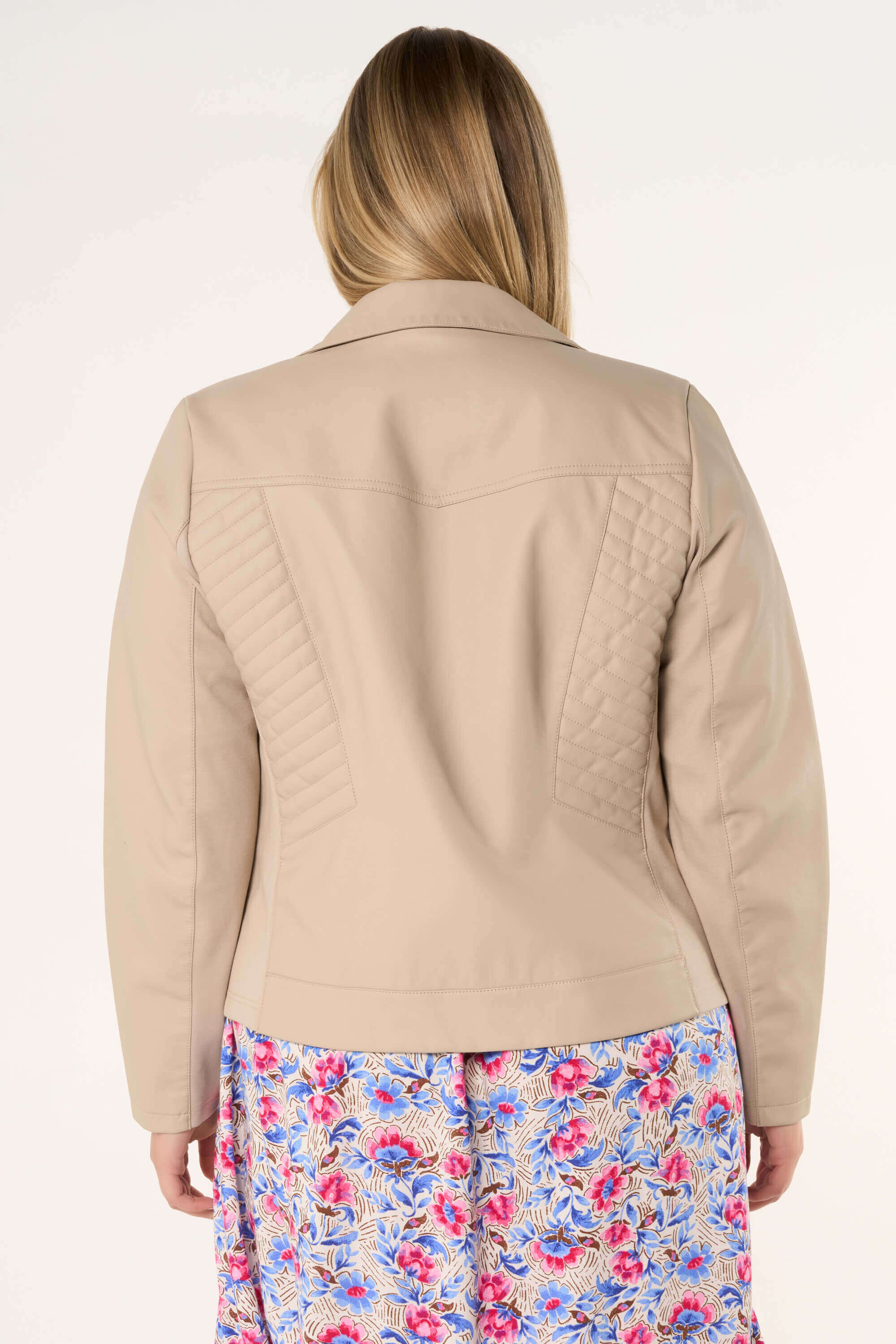 Cazadora de cuero sint&eacute;tico negra image number 3