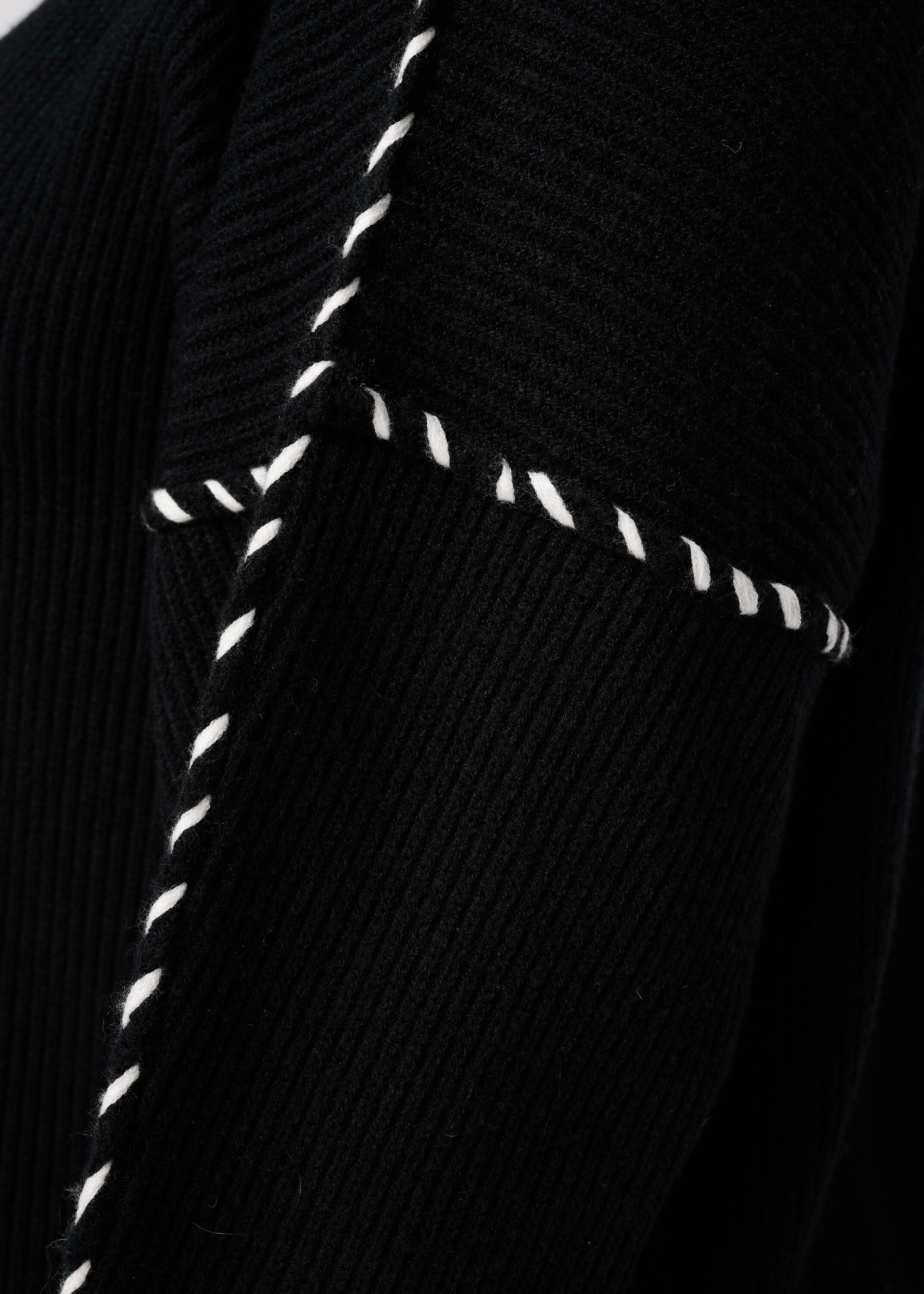 Vestido de punto con costuras decorativas. image number 6