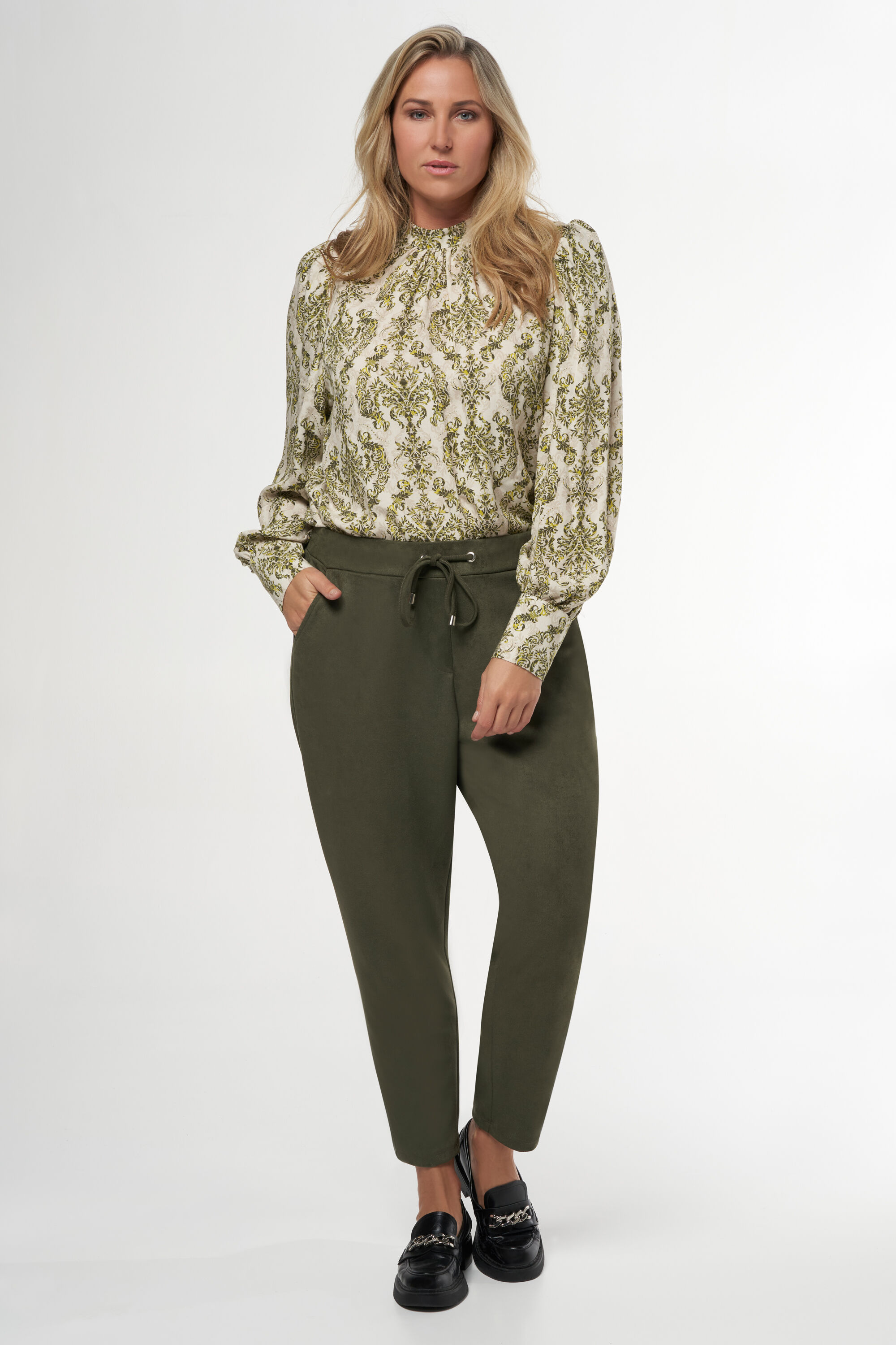 Blusa con estampado de adornos image number 5