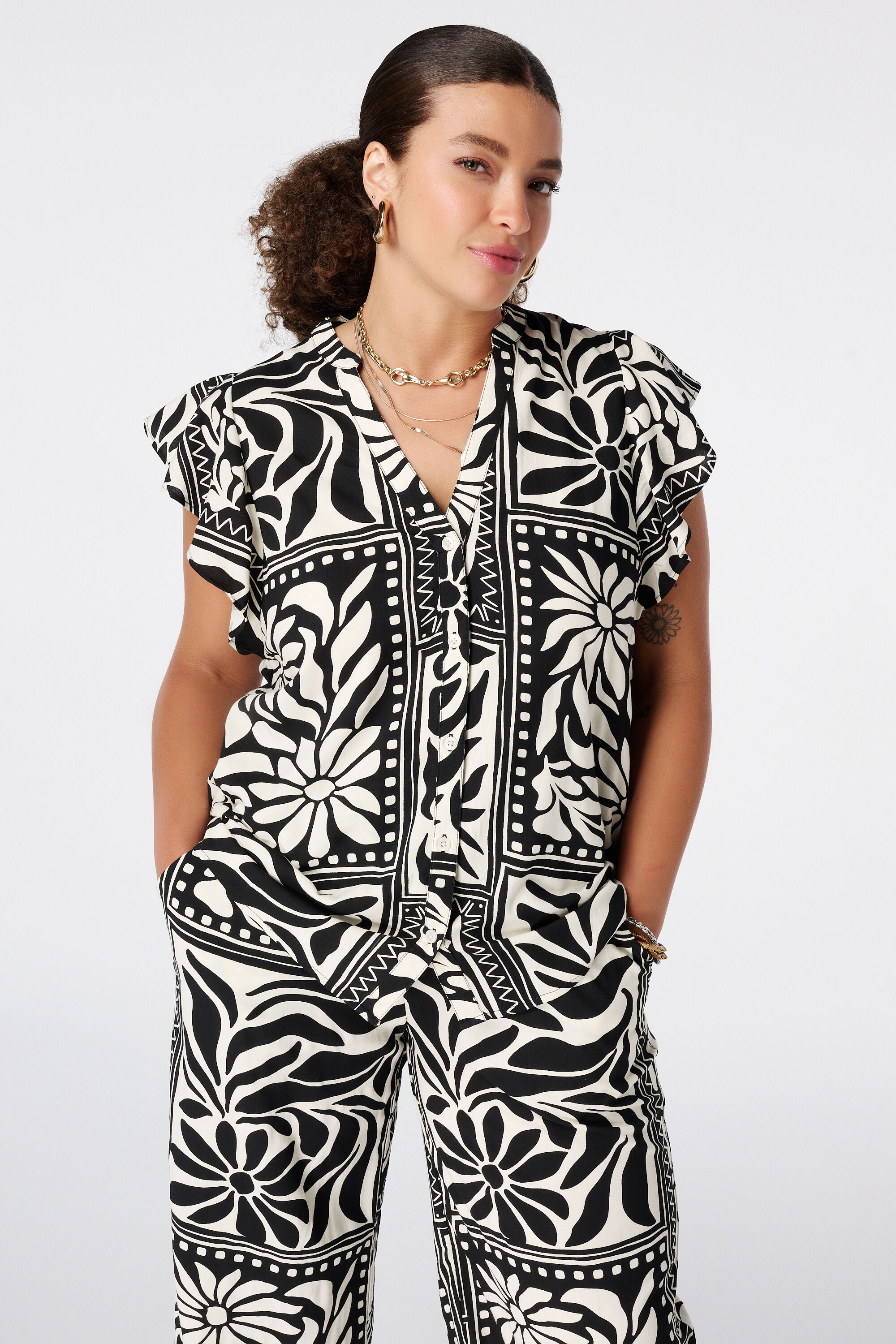 Blusa con volantes image number 0