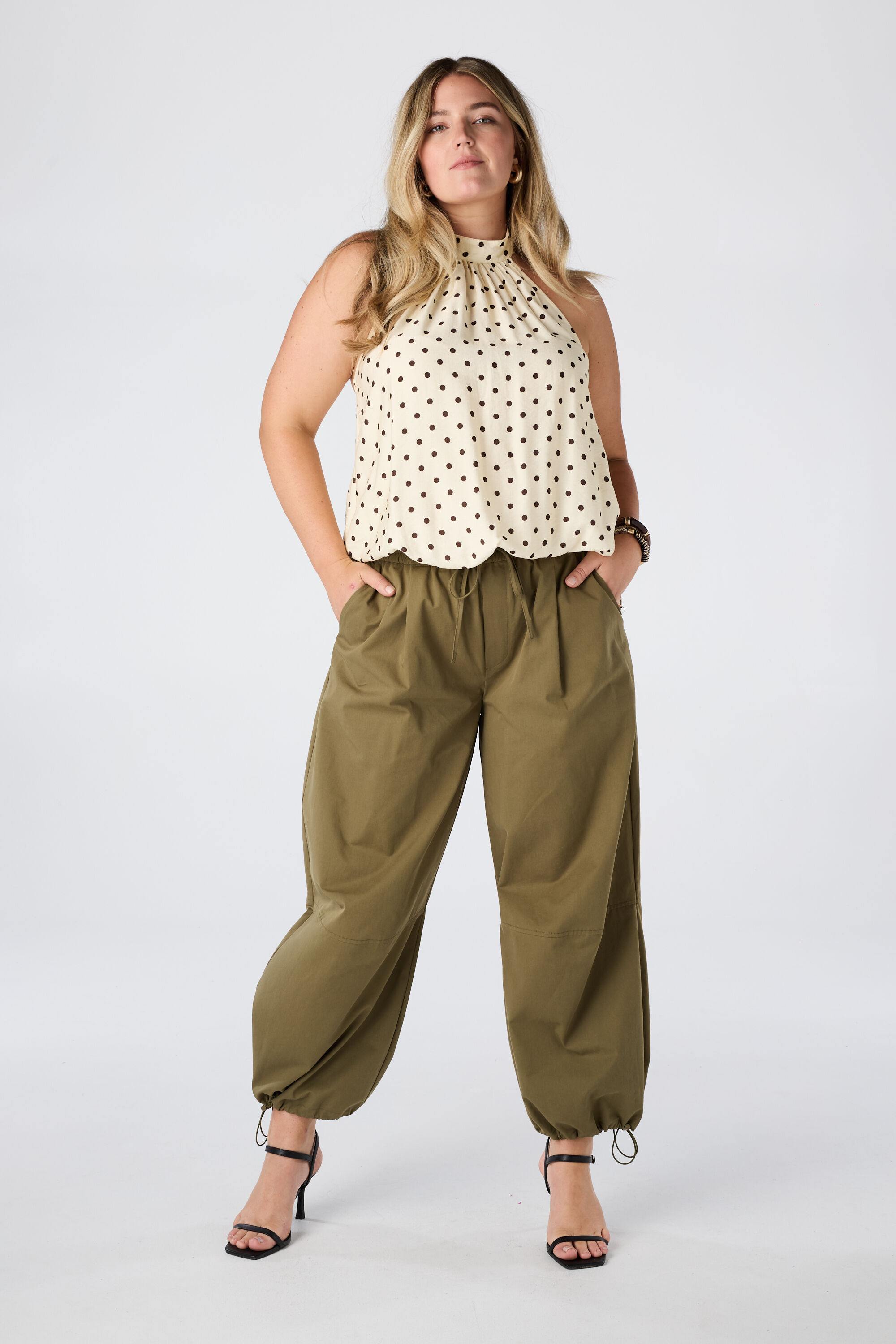 Pantal&oacute;n bal&oacute;n con cordones ajustables