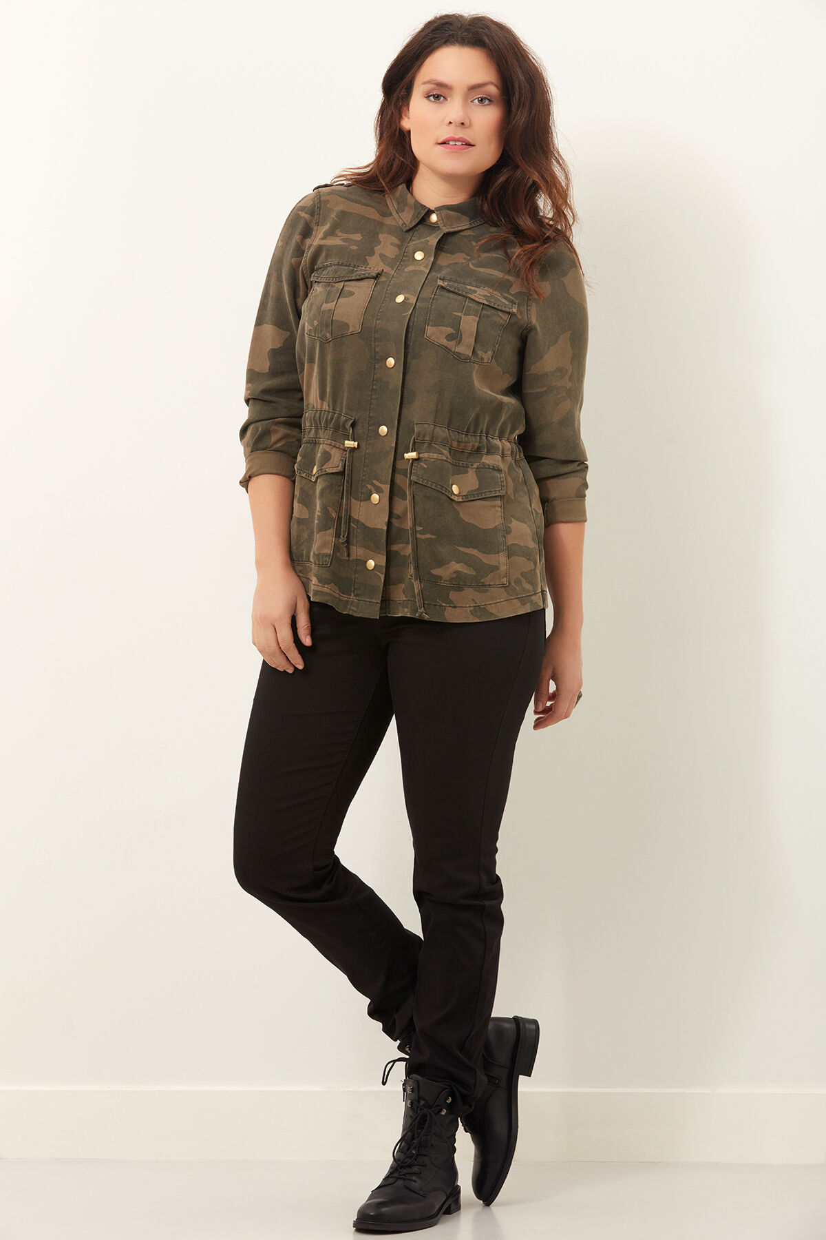 Chaqueta militar con estampado de camuflaje image number 4