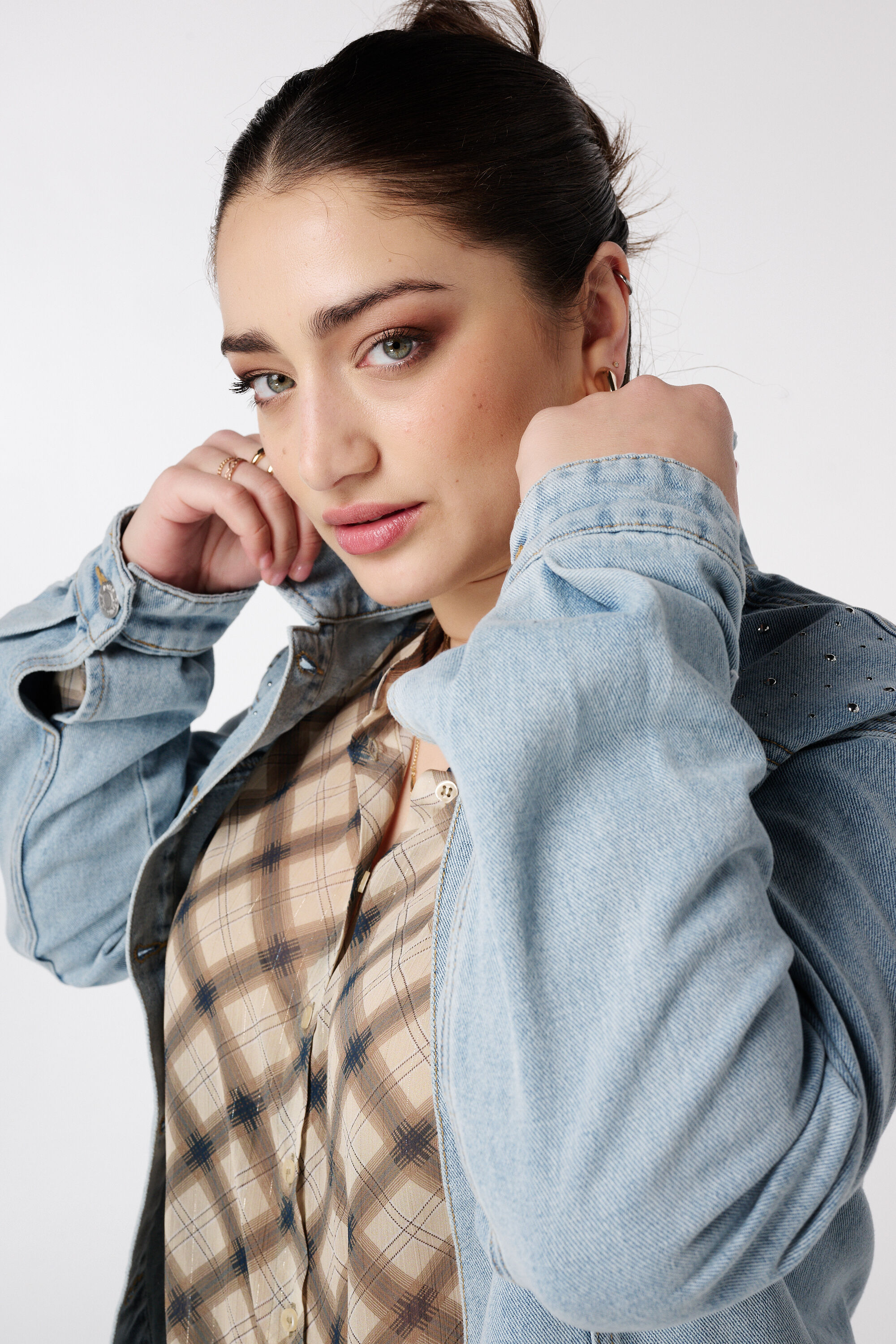 Chaqueta vaquera con tachuelas image number 4