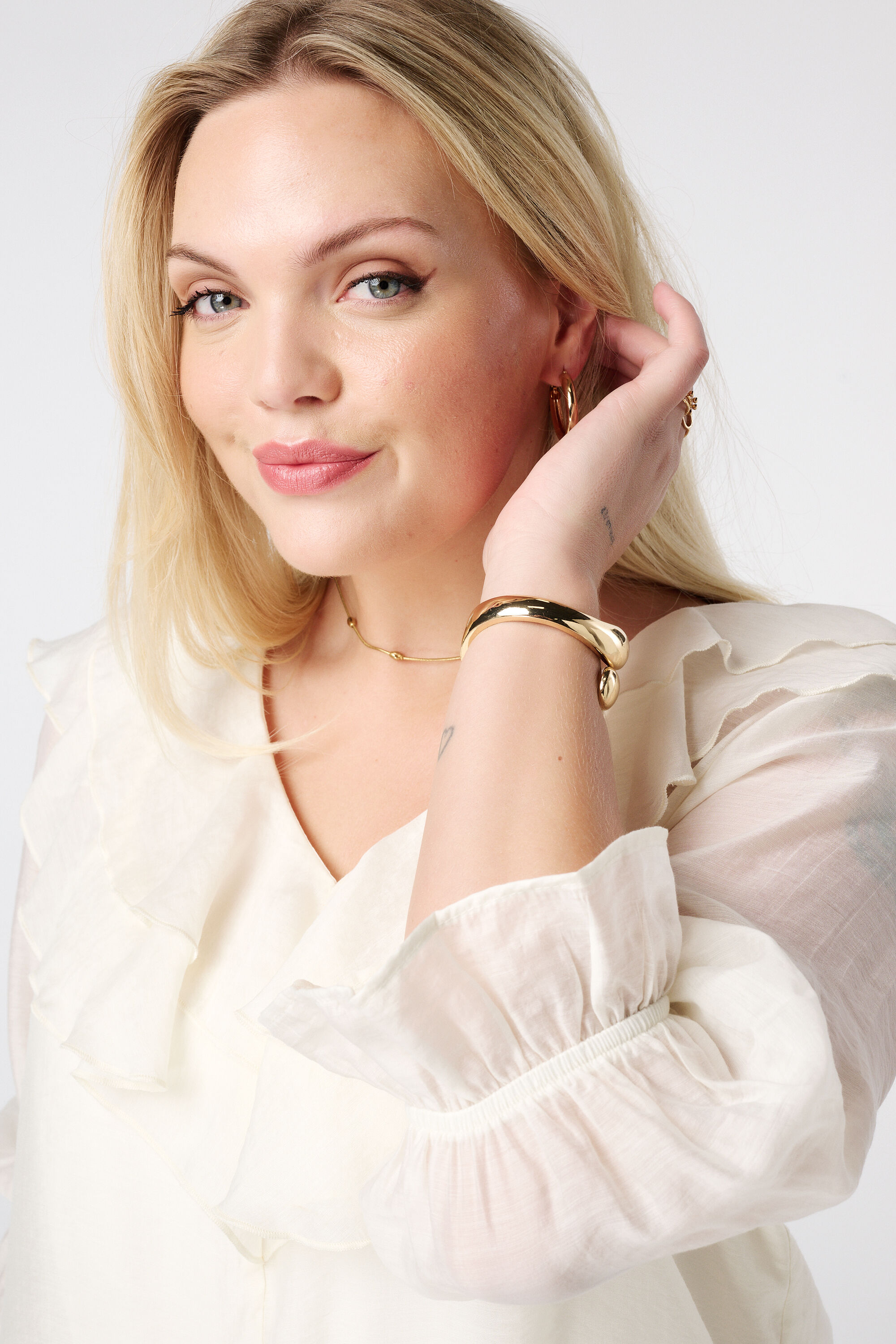 Blusa con volantes y mangas abullonadas image number 4