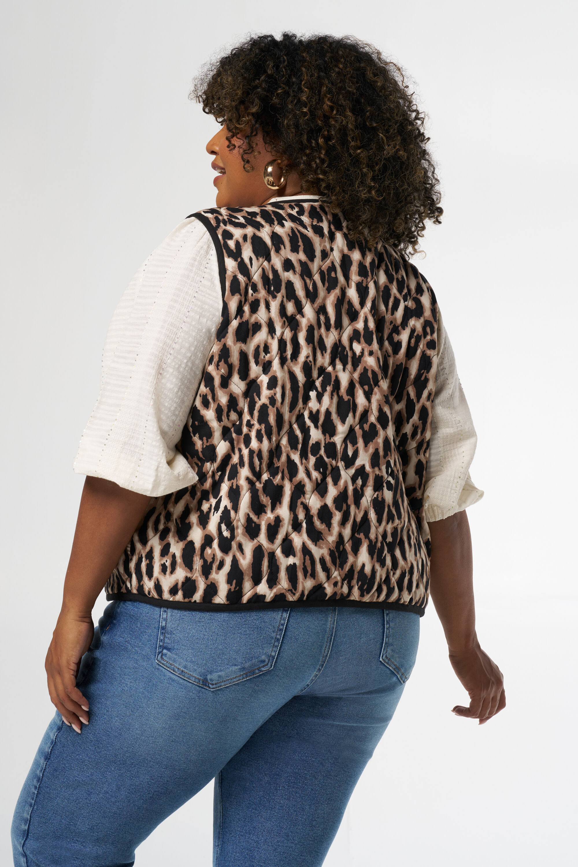 Chaleco acolchado con estampado de pantera image number 4