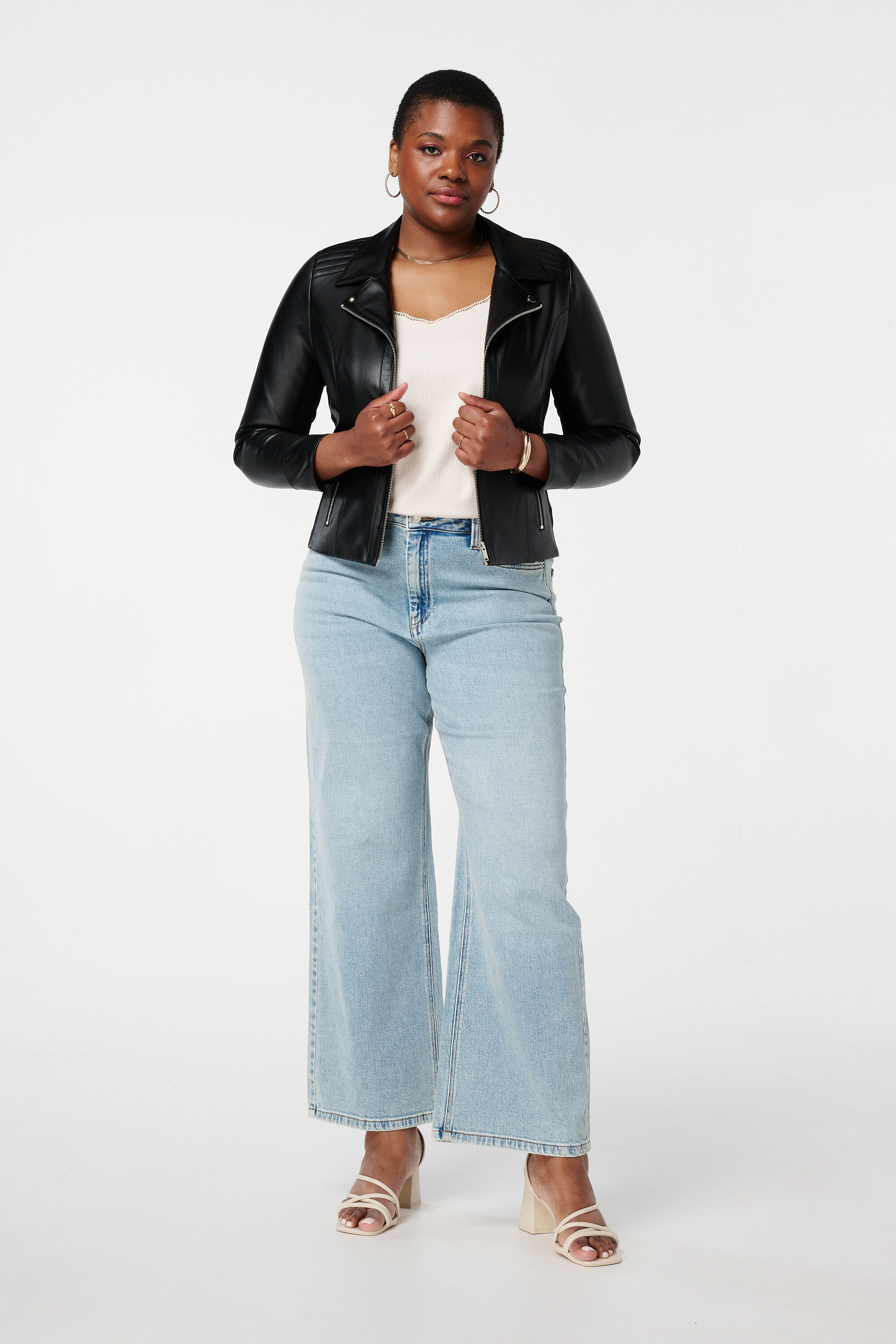 Cazadora brillante tipo cuero con detalles plateados image number 5