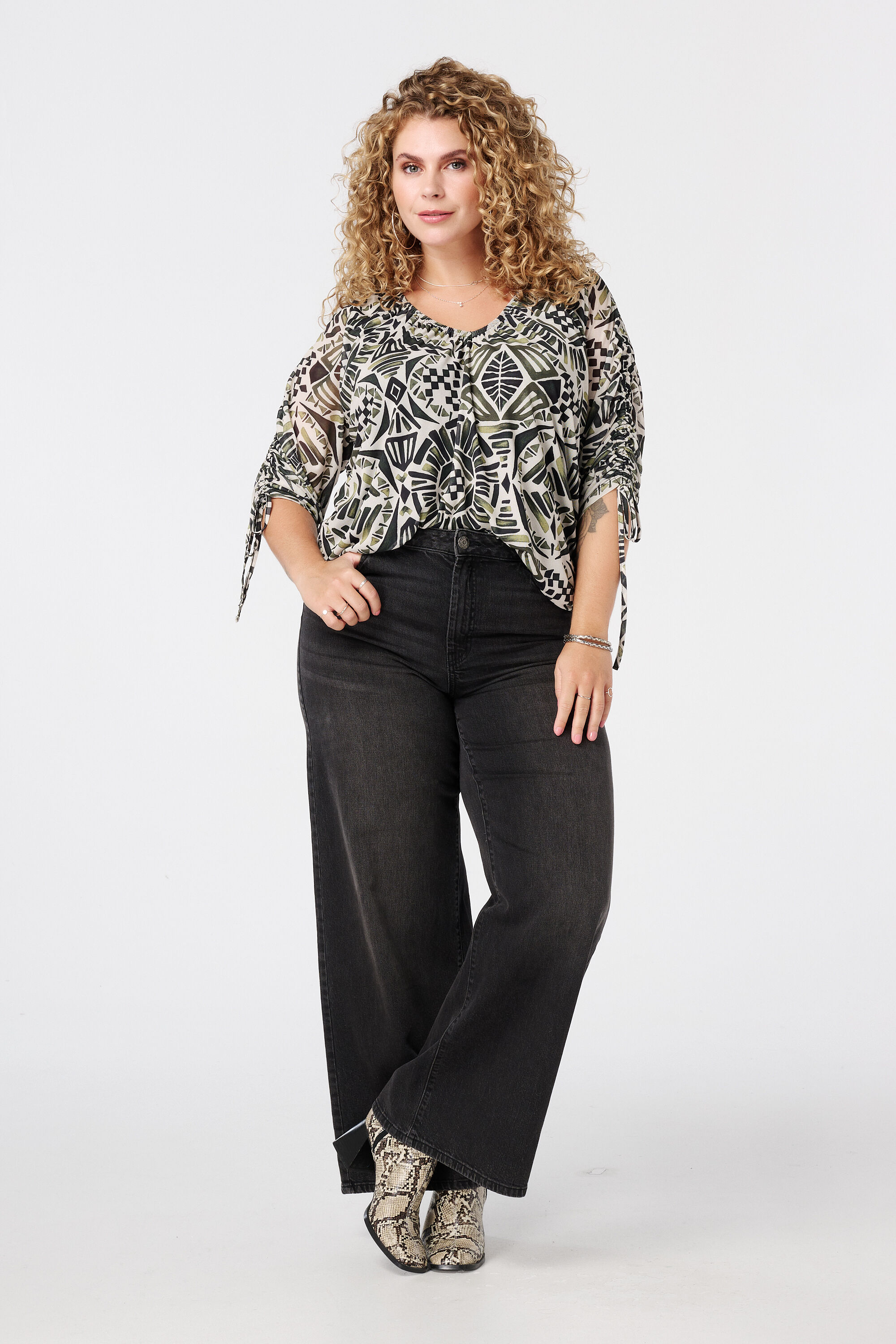 Blusa con estampado y mangas con cord&oacute;n image number 5