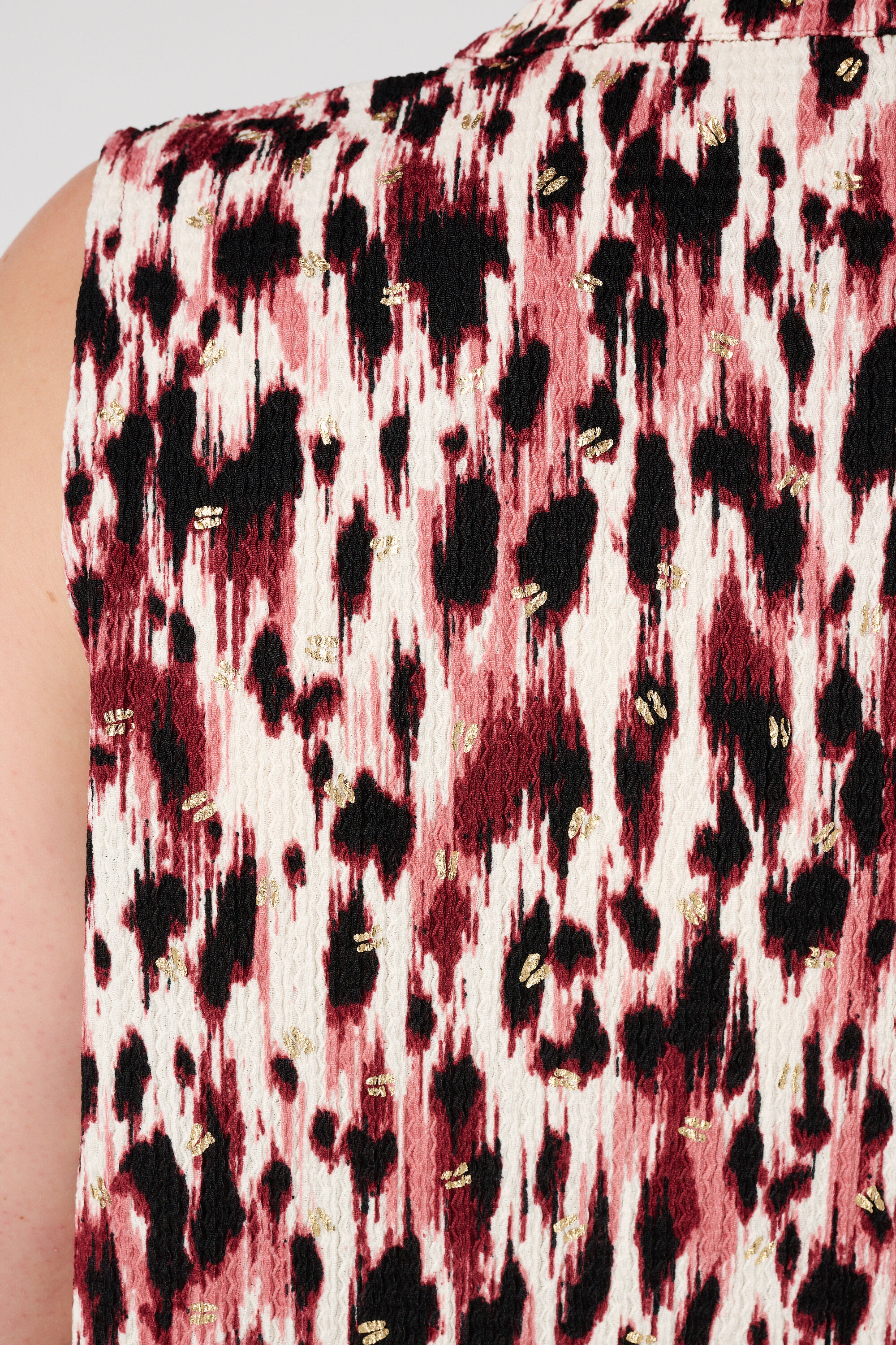 Top sin mangas estampado image number 6