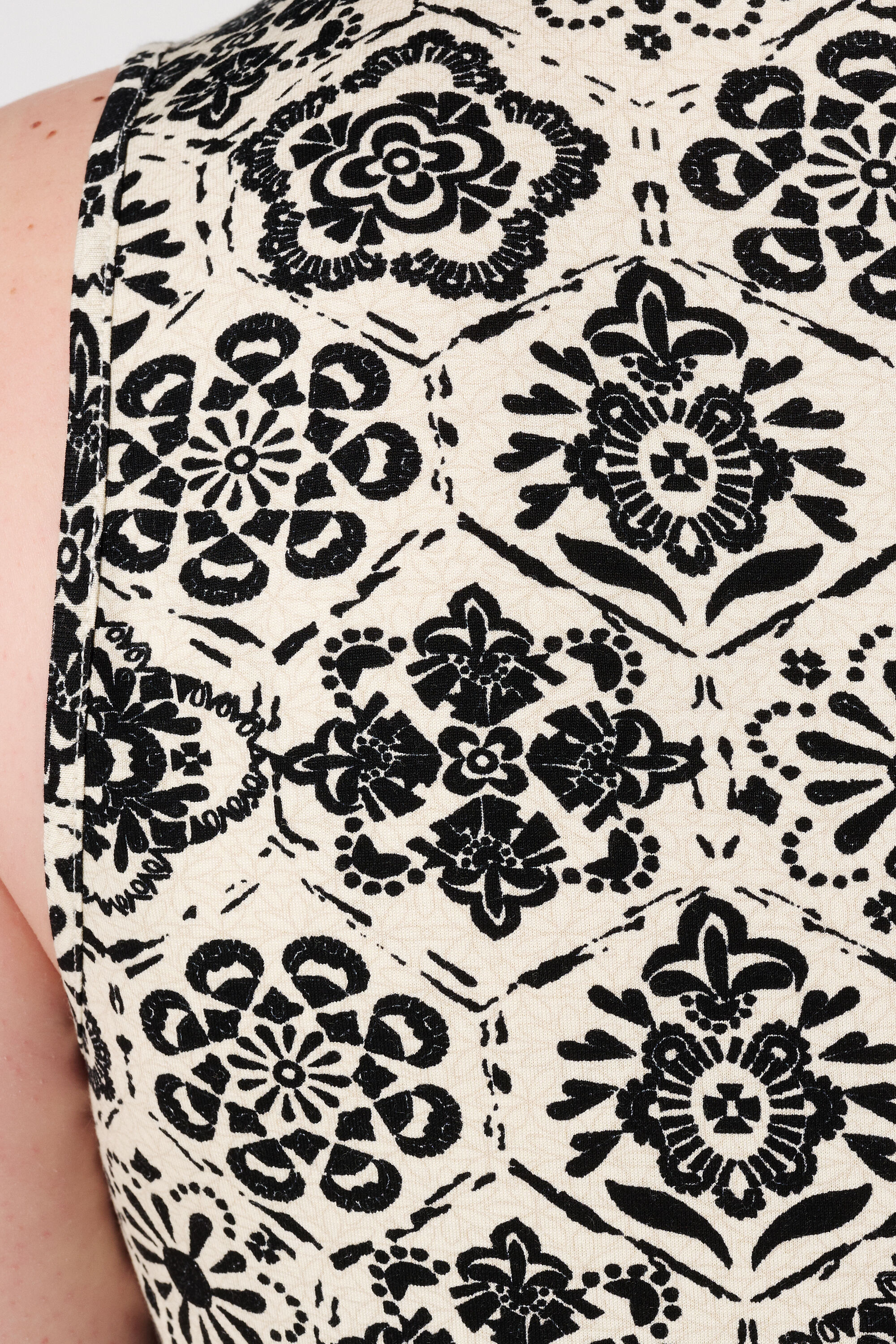 Camiseta de tirantes con escote en V y estampado image number 6